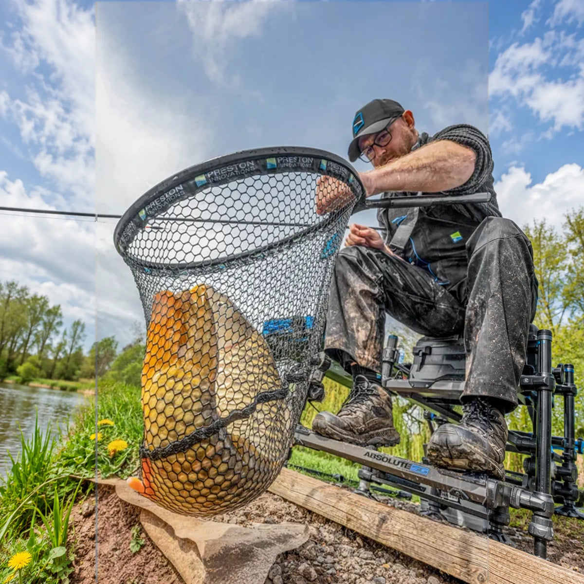 Preston Monster XS Lift Net met vis voor de visser