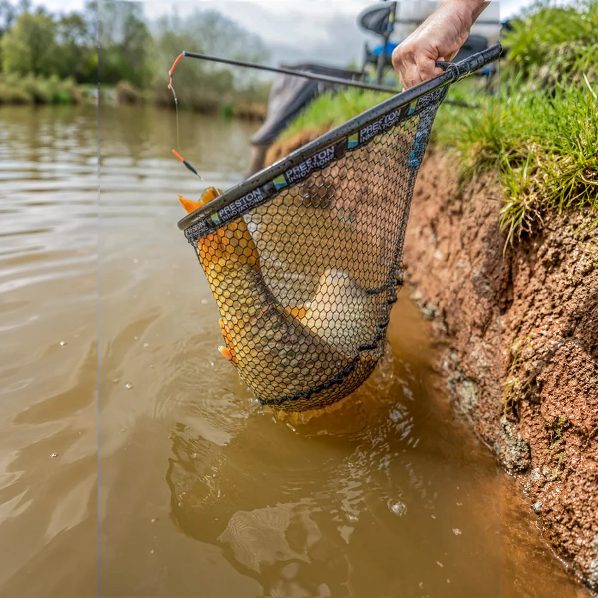 Preston Monster XS Lift Net met vis aan de waterkant