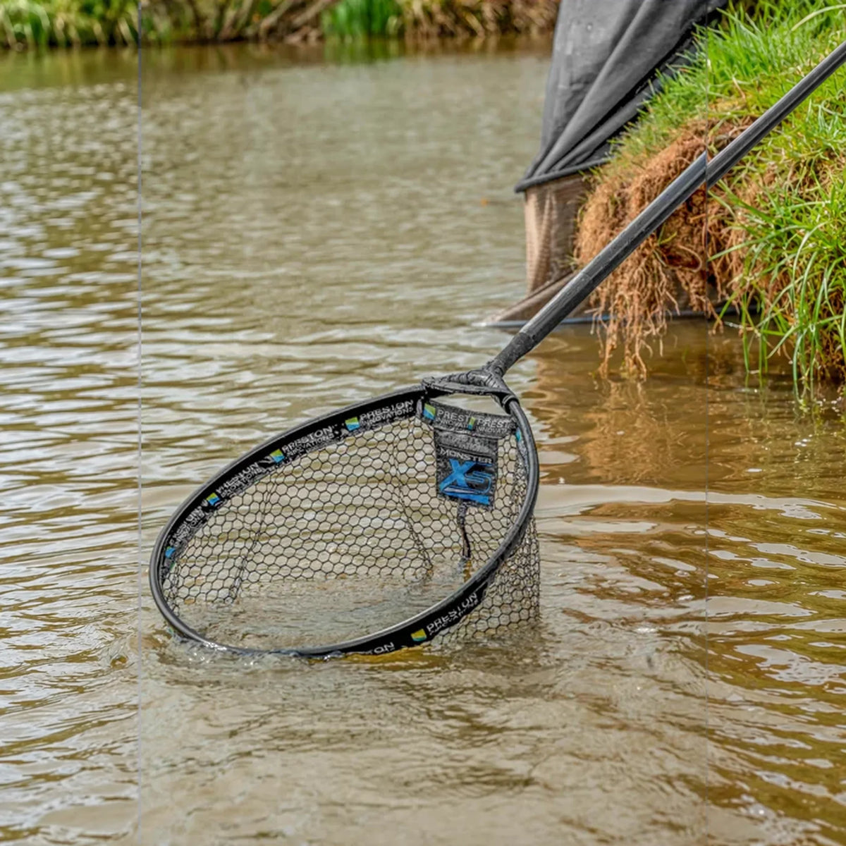 Preston Monster XS Lift Net drijvend in het water