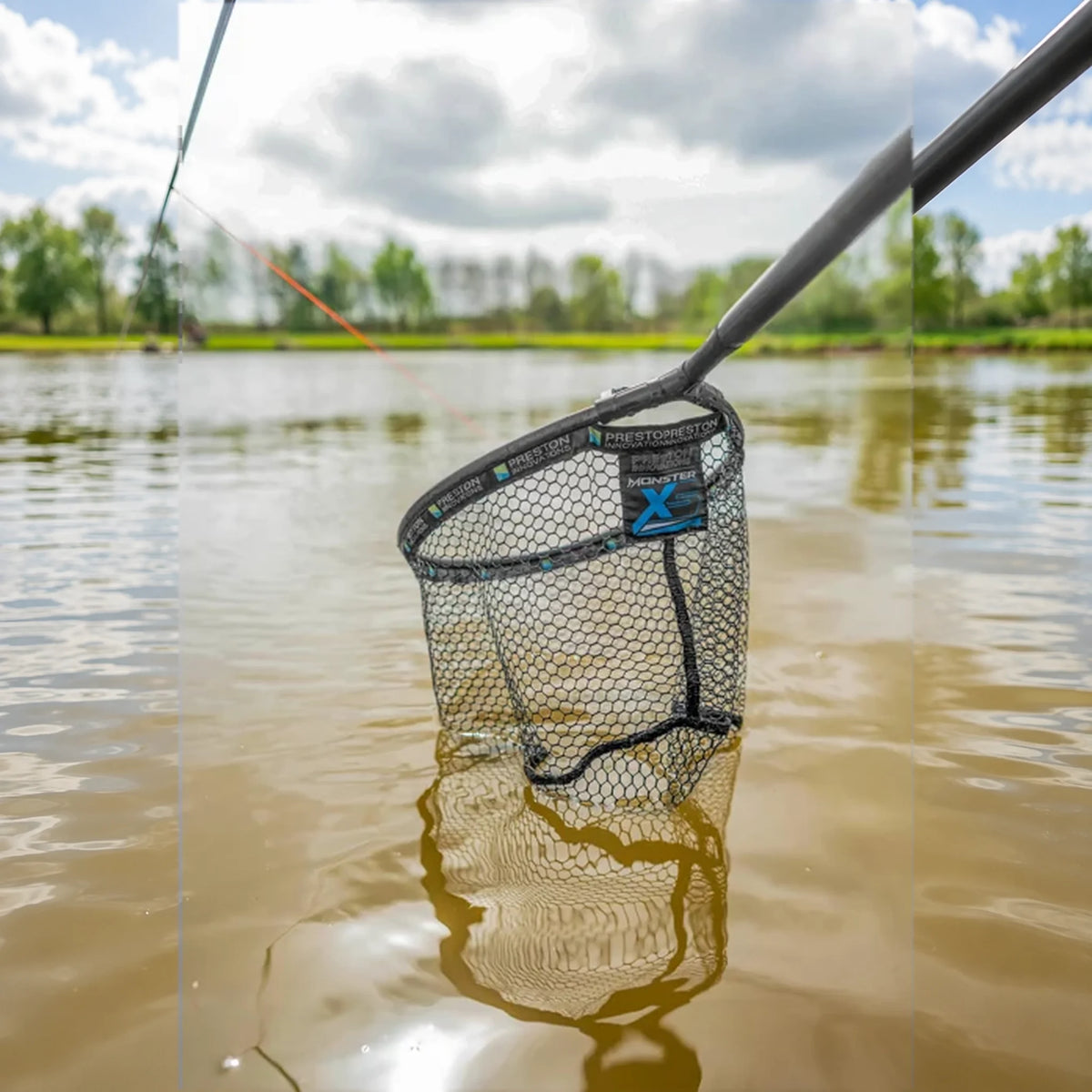 Preston Monster XS Lift Net rechtop in het water