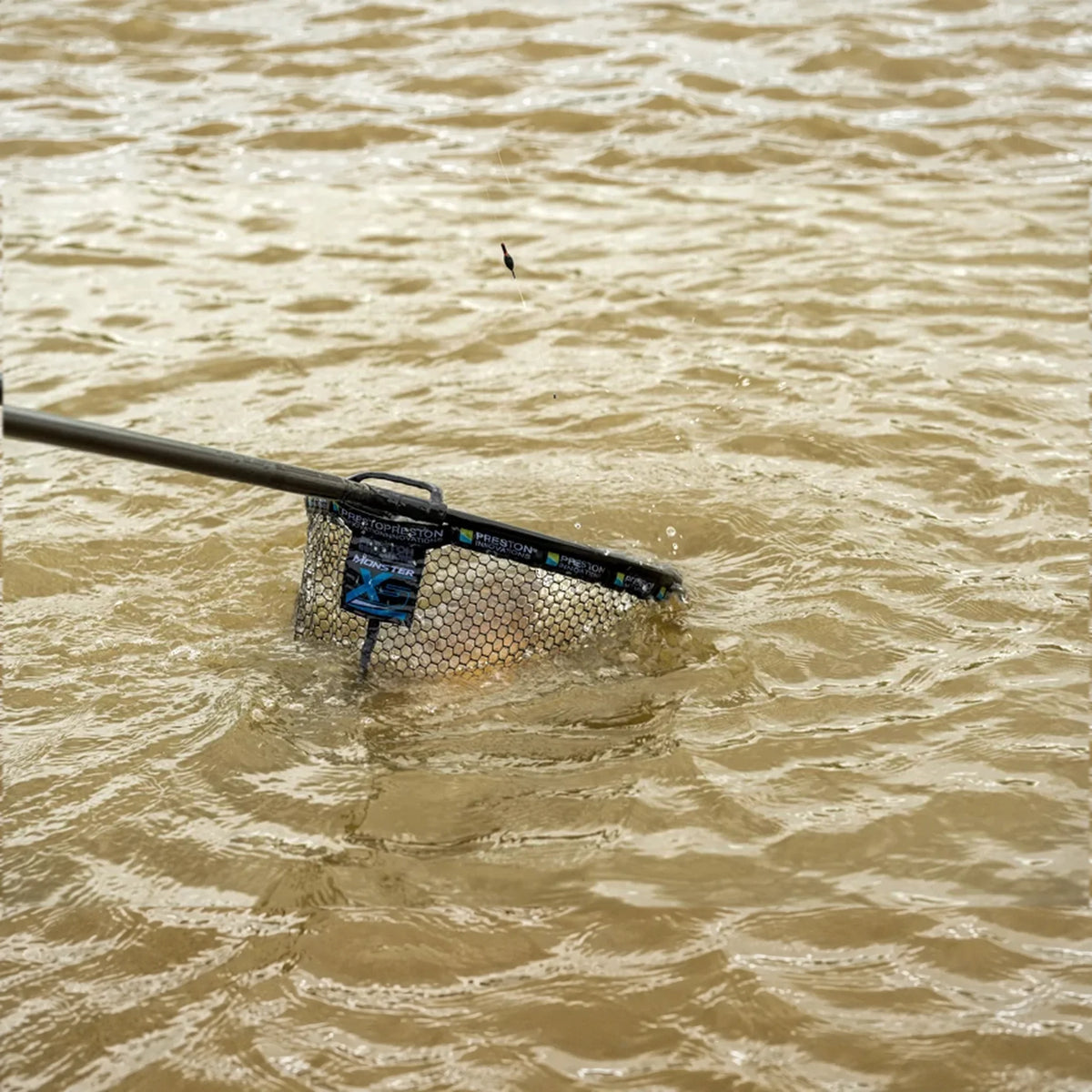 Preston Monster XS Lift Net tijdens het landen op open water