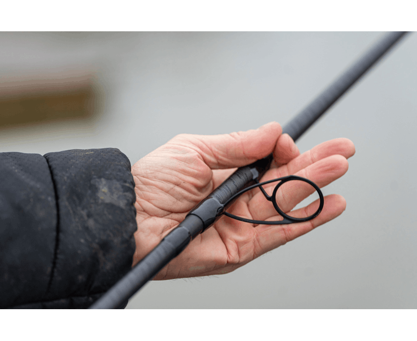 Preston Monster XTR Pro Rods – hengeldelen en geleideogen in de hand