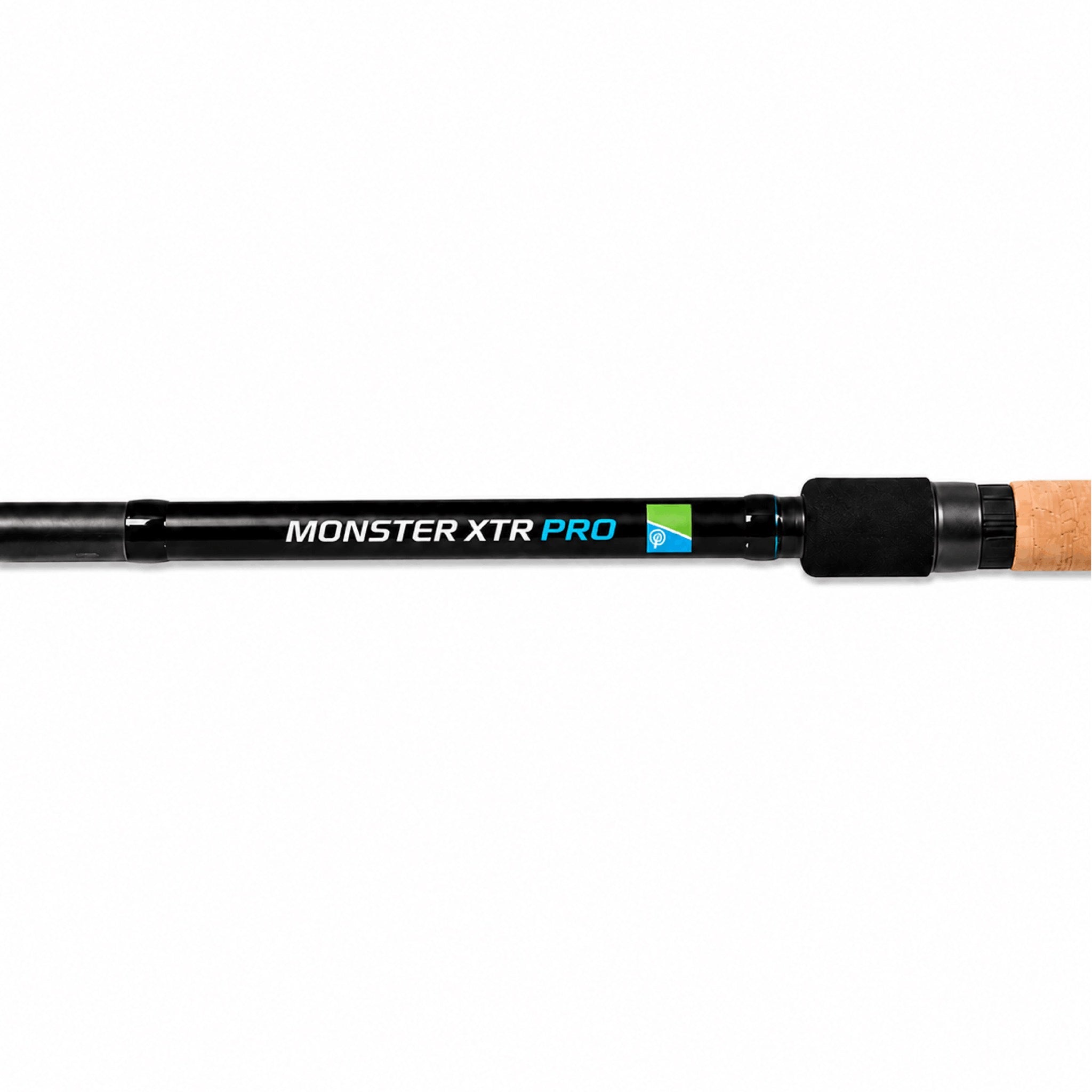 Preston Monster XTR Pro feederhengel – modelmarkering en handgreep op witte achtergrond
