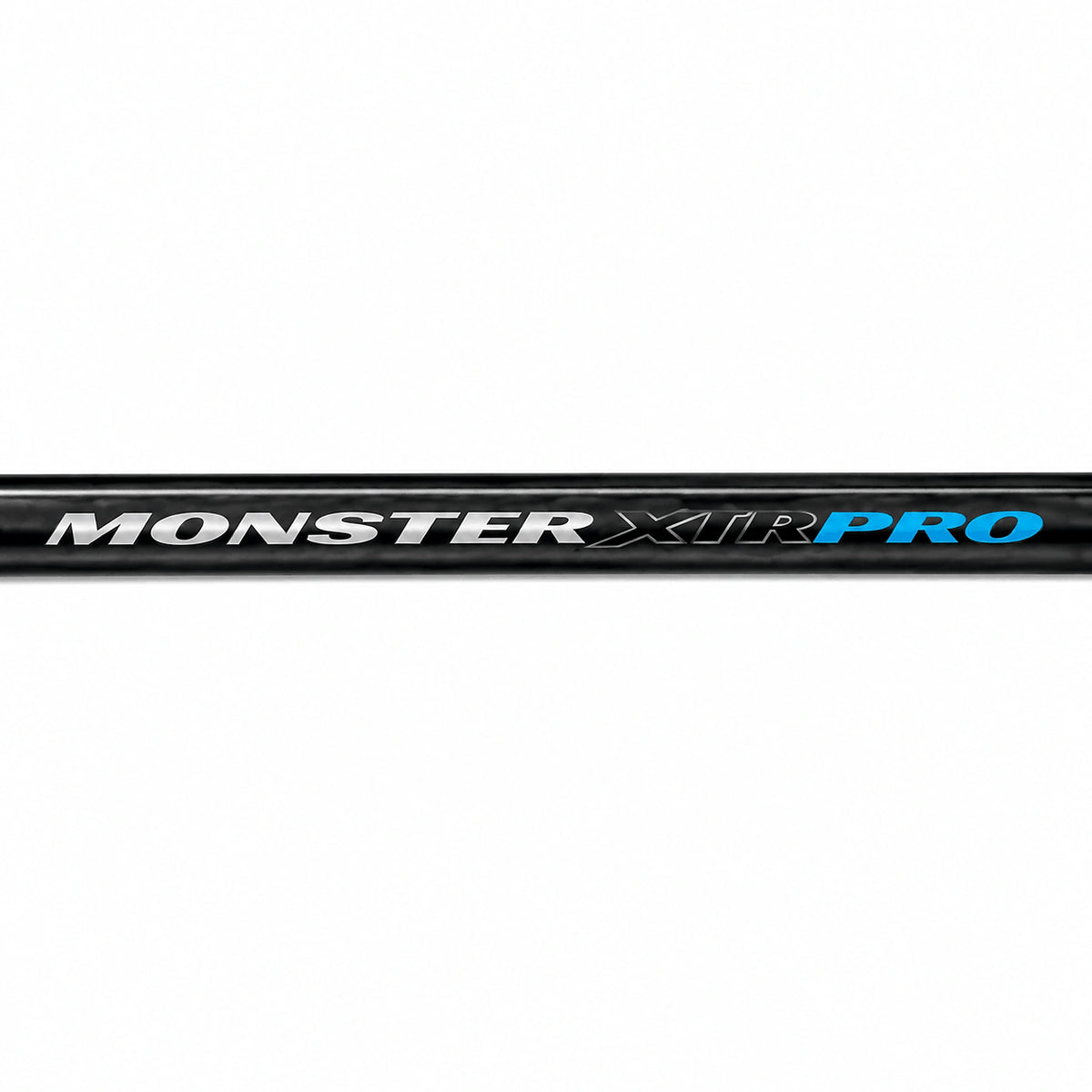 Preston Monster XTR Pro schepnetsteel, detail van de zilveren en blauwe modelopdruk op het carbon
