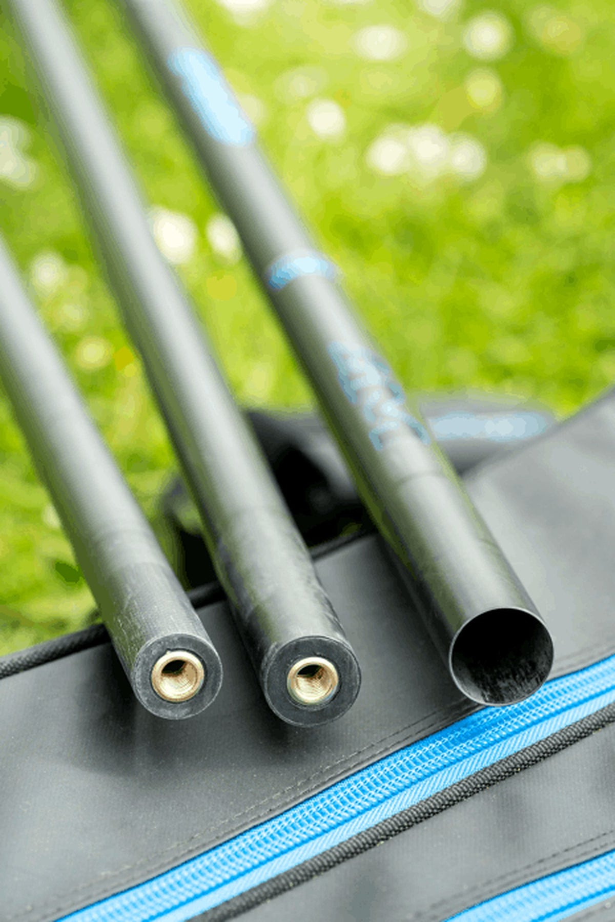 Preston Monster XTR Pro steelonderdelen op een tas, met twee messing schroefaansluitingen en een open carbon uiteinde
