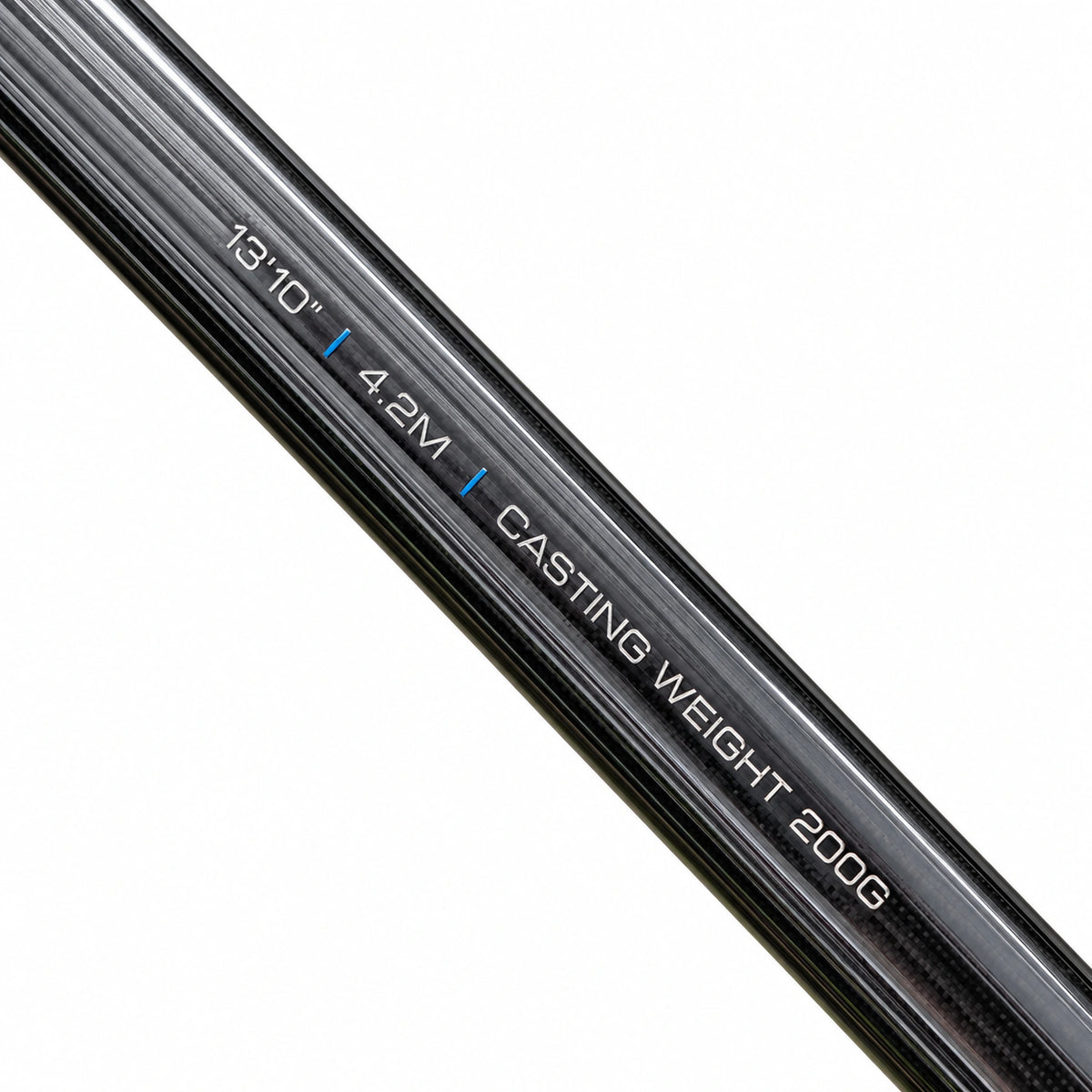 Preston Monster Xtreme Distance 4,20m P0070052 – detail van de 4,2m en 200g modelopdruk op de carbon blank