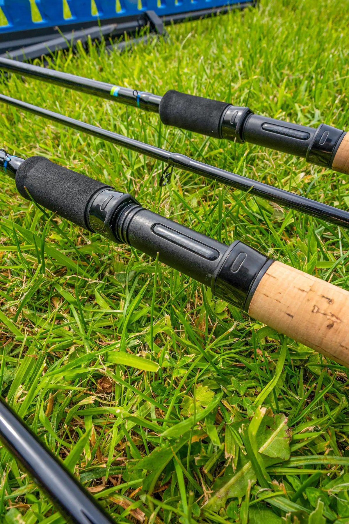 Preston Monster Xtreme Distance Feeder Rods - handgrepen en reelhouders op het gras
