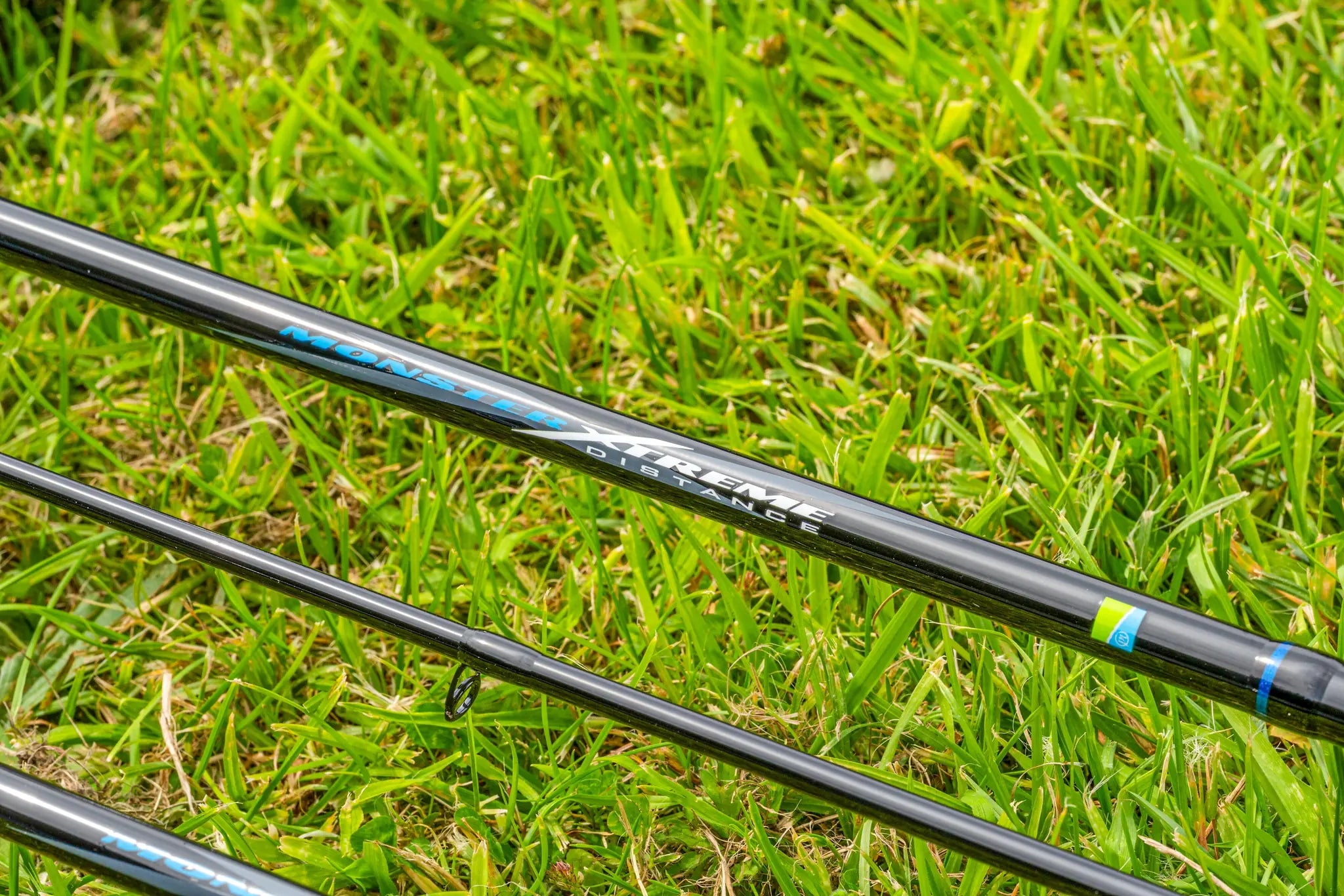 Preston Monster Xtreme Distance Feeder Rods - modelmarkering op de opgestelde hengels