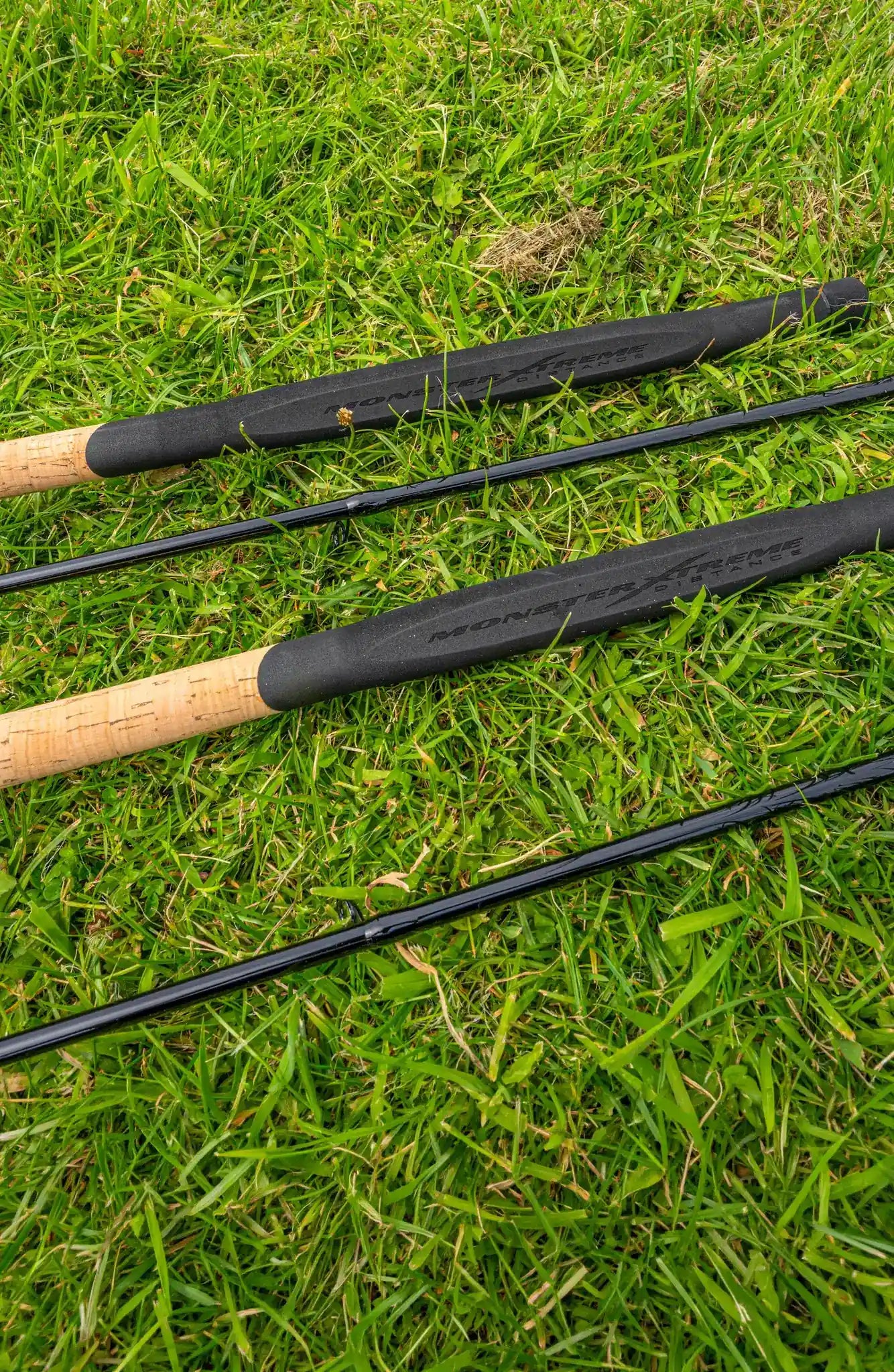 Preston Monster Xtreme Distance Feeder Rods - twee hengels naast elkaar op het gras