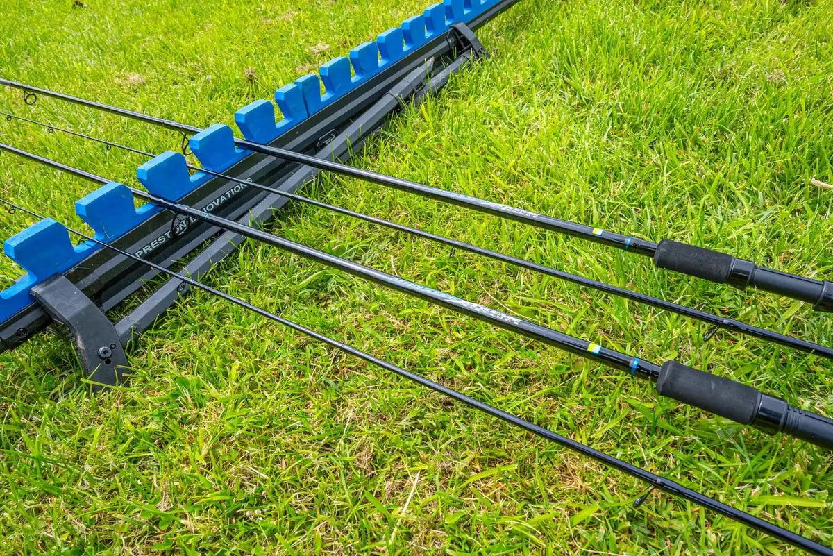 Preston Monster Xtreme Distance Feeder Rods - meerdere hengels op een afsteekroller