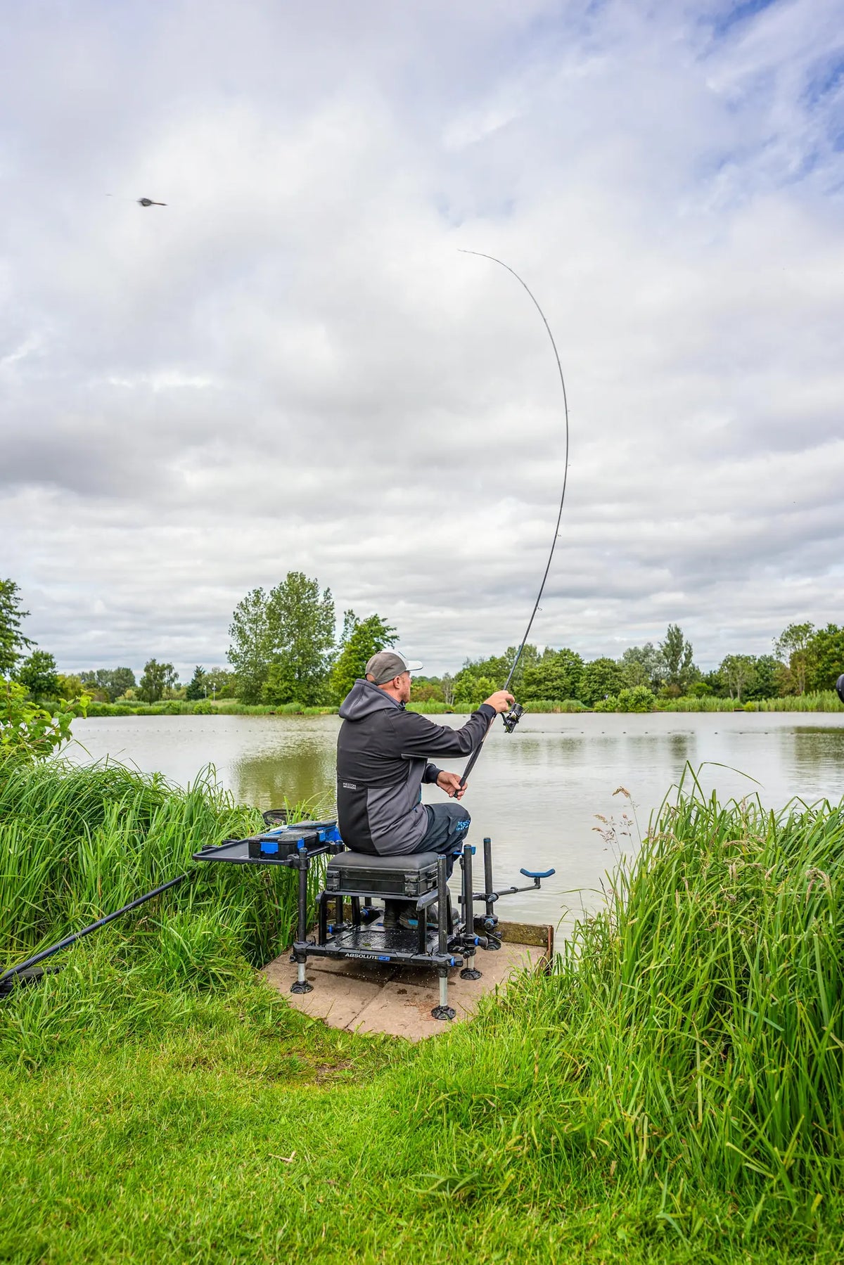 Preston Monster Xtreme Distance Feeder Rods - visser met gebogen hengel aan het water