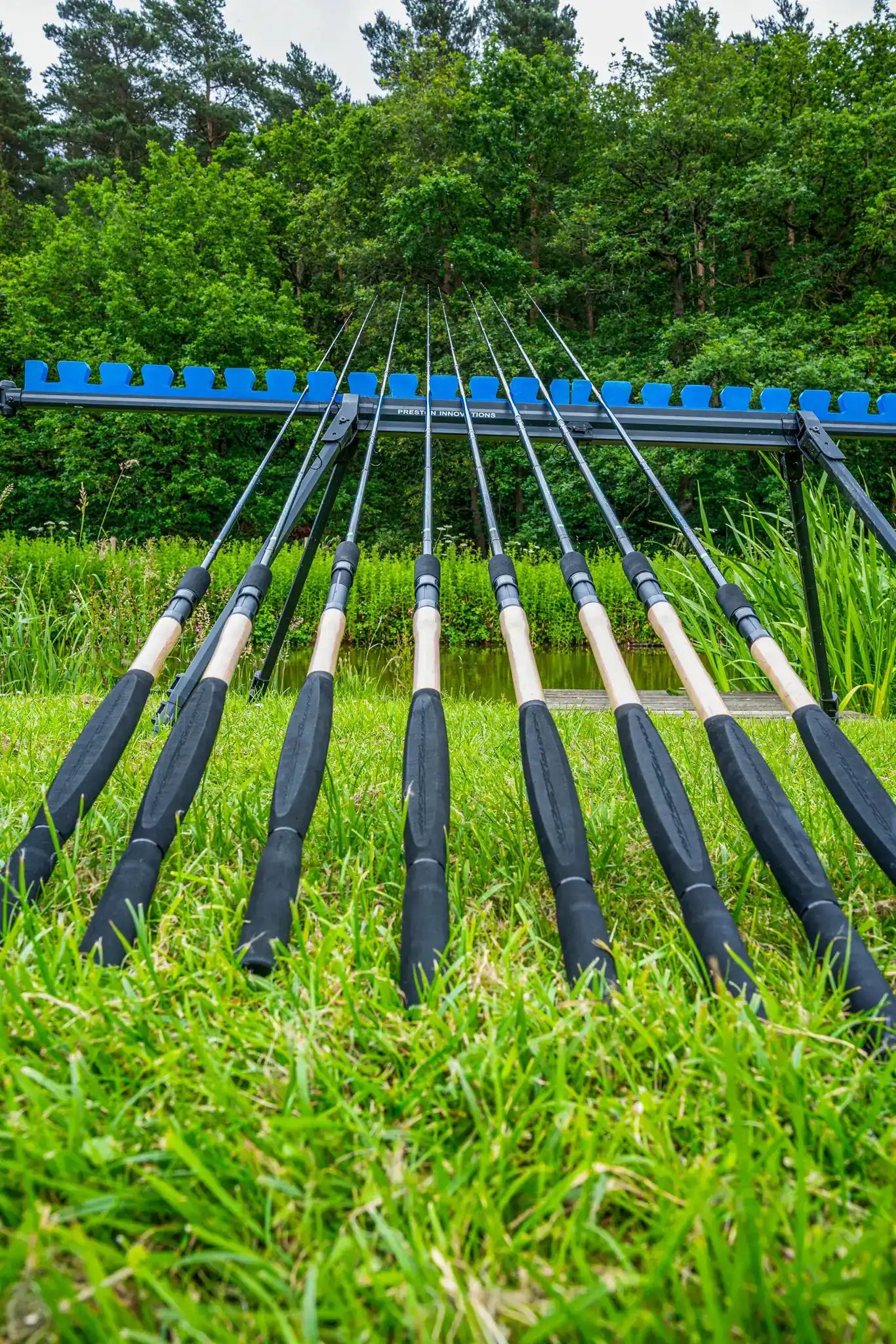Preston Monster Xtreme Distance Feeder Rods - volledige hengelrange naast elkaar