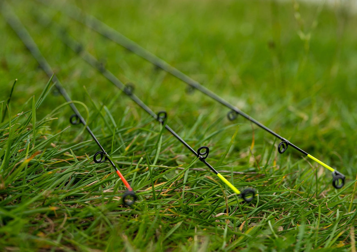 Preston Monster Xtreme Distance Quivertips met gekleurde uiteinden naast elkaar in het gras