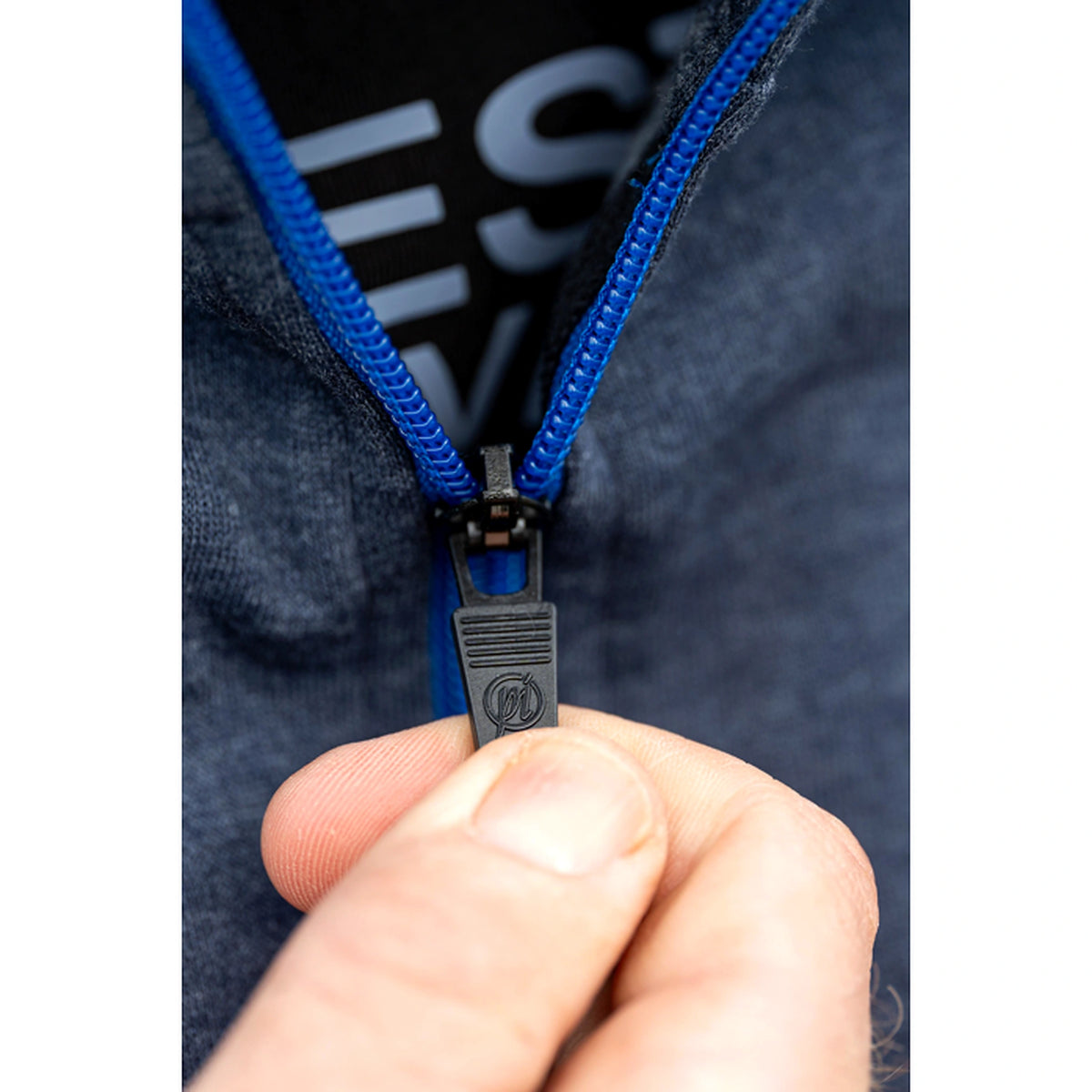 Preston Navy Tide Zip Hoodie – detail van de blauwe rits en zwarte ritstrekker met Preston-reliëflogo