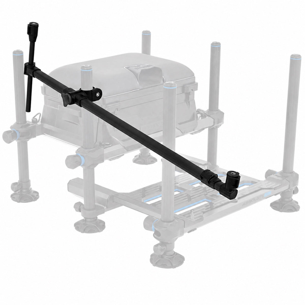 Preston Offbox Multi Feeder Arm – feederarm gemonteerd op een vervaagd weergegeven zitkist, op witte achtergrond