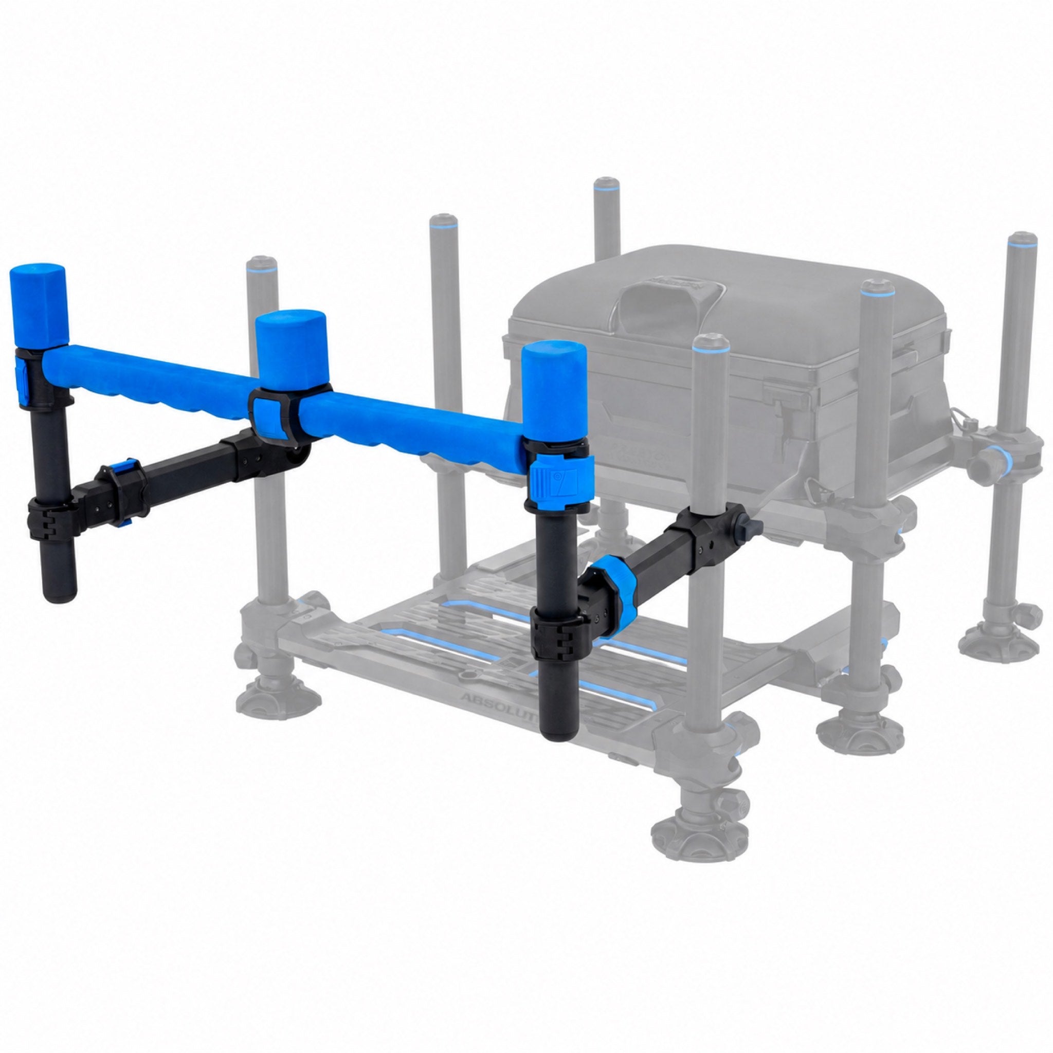 Preston Offbox Pro Pole Support – blauwe hengelsteun met drie staanders op een vervaagd weergegeven zitkist, op witte achtergrond