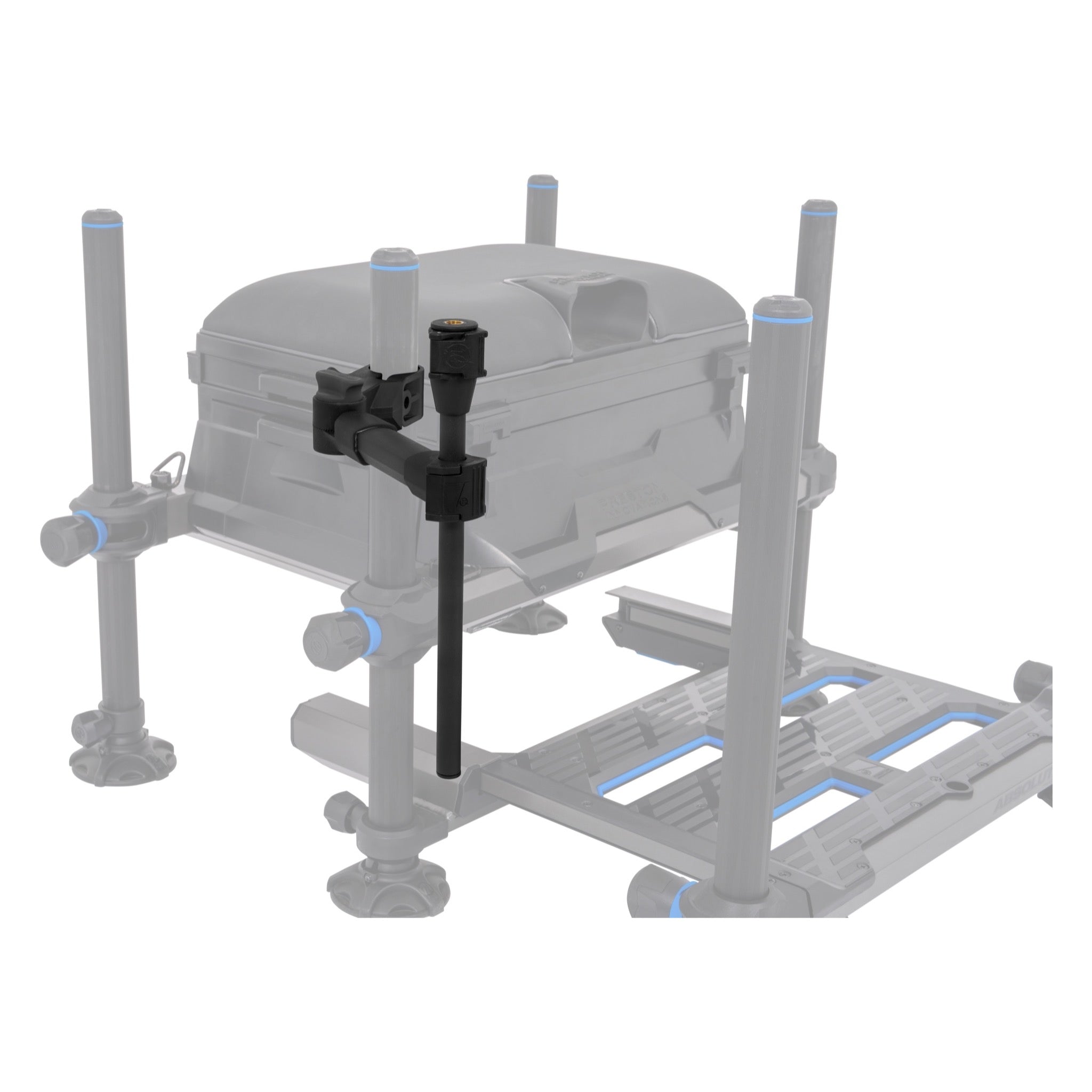 Preston Offbox Rotating Butt Rest Arm – steunarm gemonteerd op een vervaagd weergegeven zitkist, op witte achtergrond