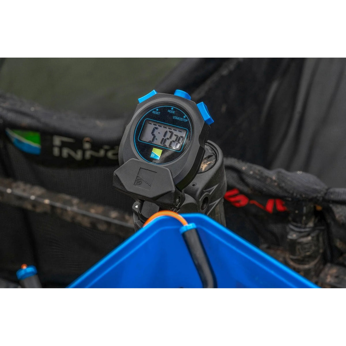 Preston Offbox Stopwatch naast een voerbak