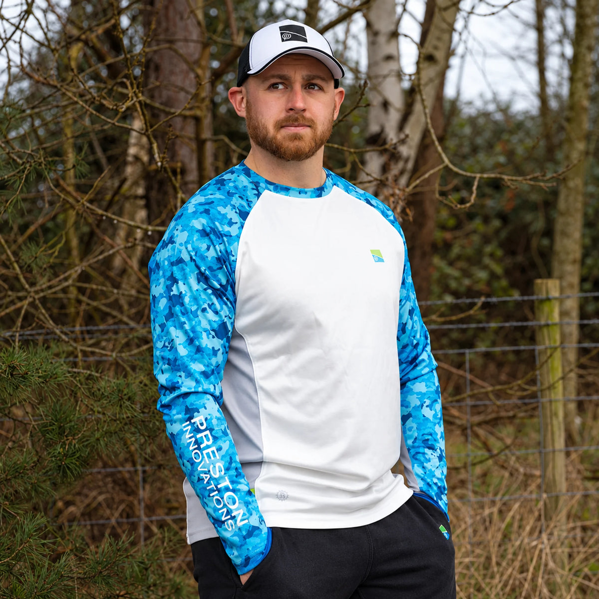 Preston Performance Sun Shirt UPF-35, vooraanzicht tijdens het dragen met Preston-mouwopdruk en zonbeschermingslogo