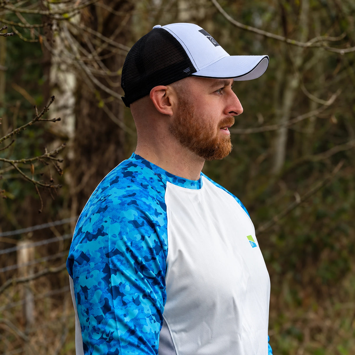 Preston Performance Sun Shirt UPF-35, zijaanzicht tijdens het dragen met blauwe camouflage mouwen