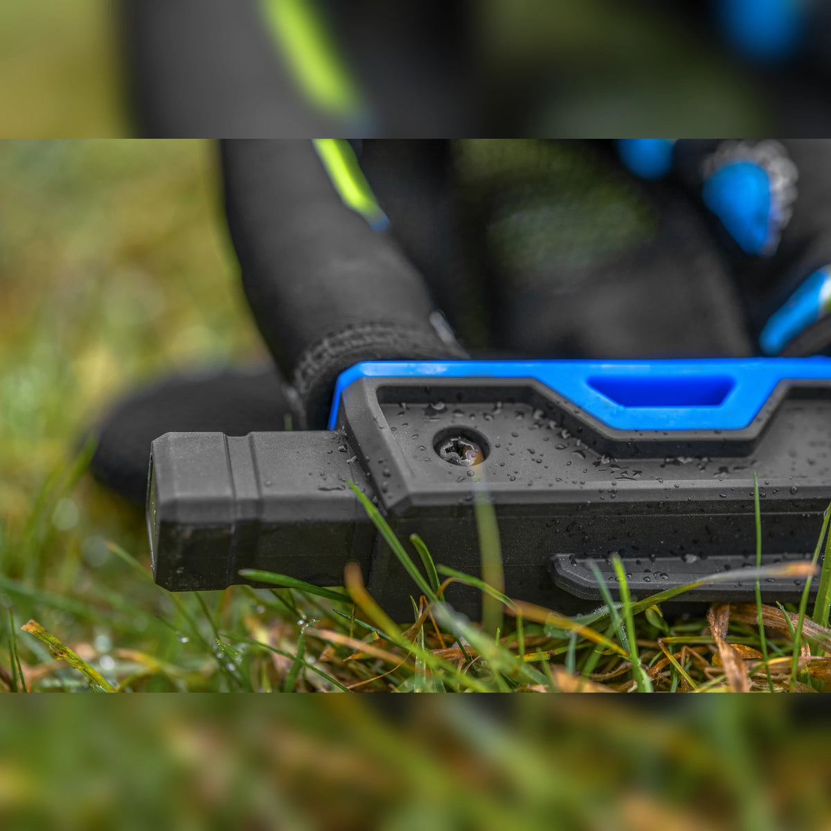 Preston Pole Safe Double Sock – detail van connector en blauwe rand op gras