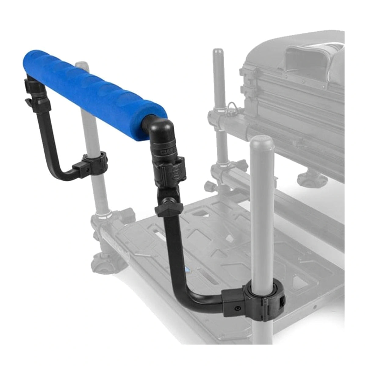 Preston Pole Support P0110064 – blauwe foamsteun met zwart frame gemonteerd aan een zitkist