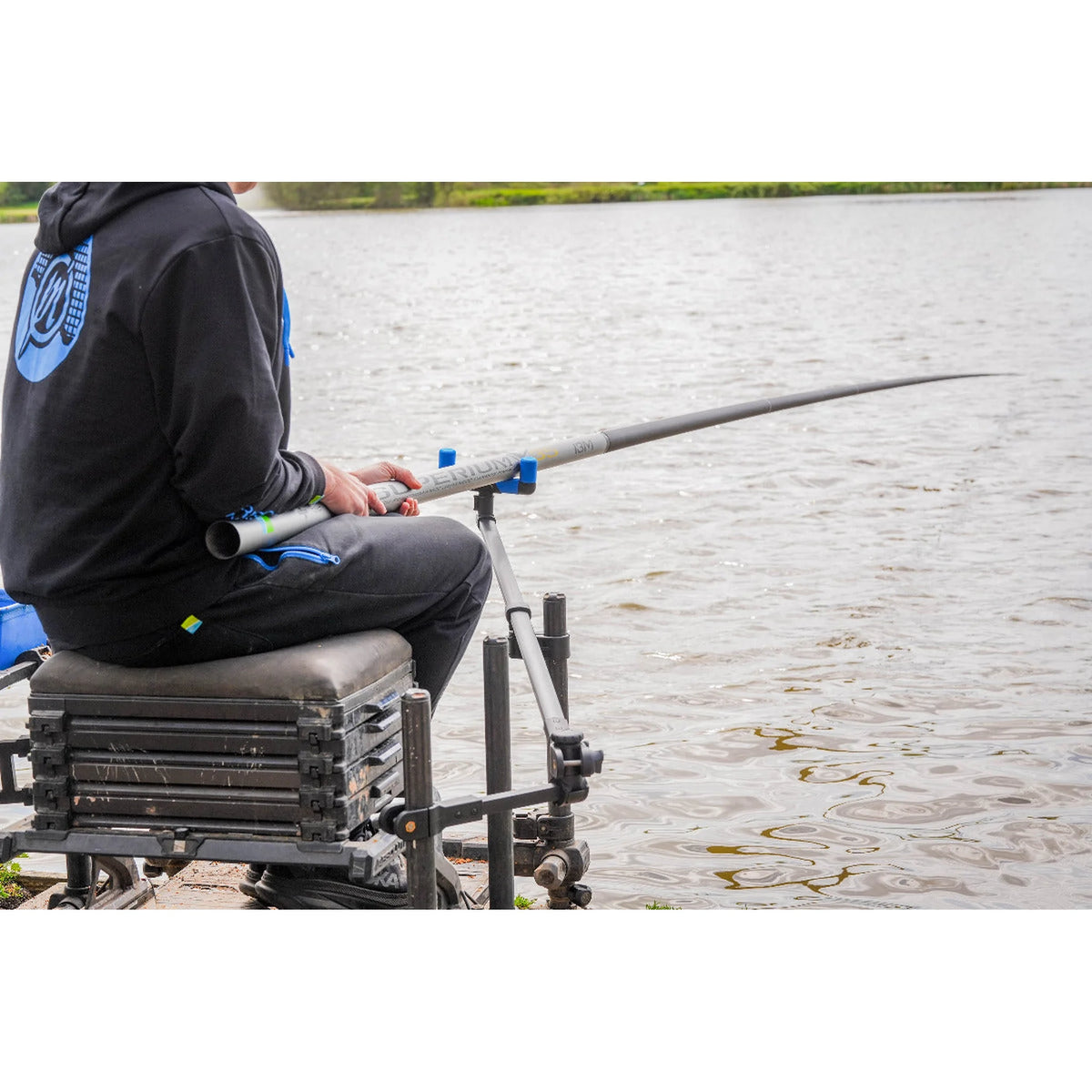Preston Pole Support System gemonteerd aan zitkist