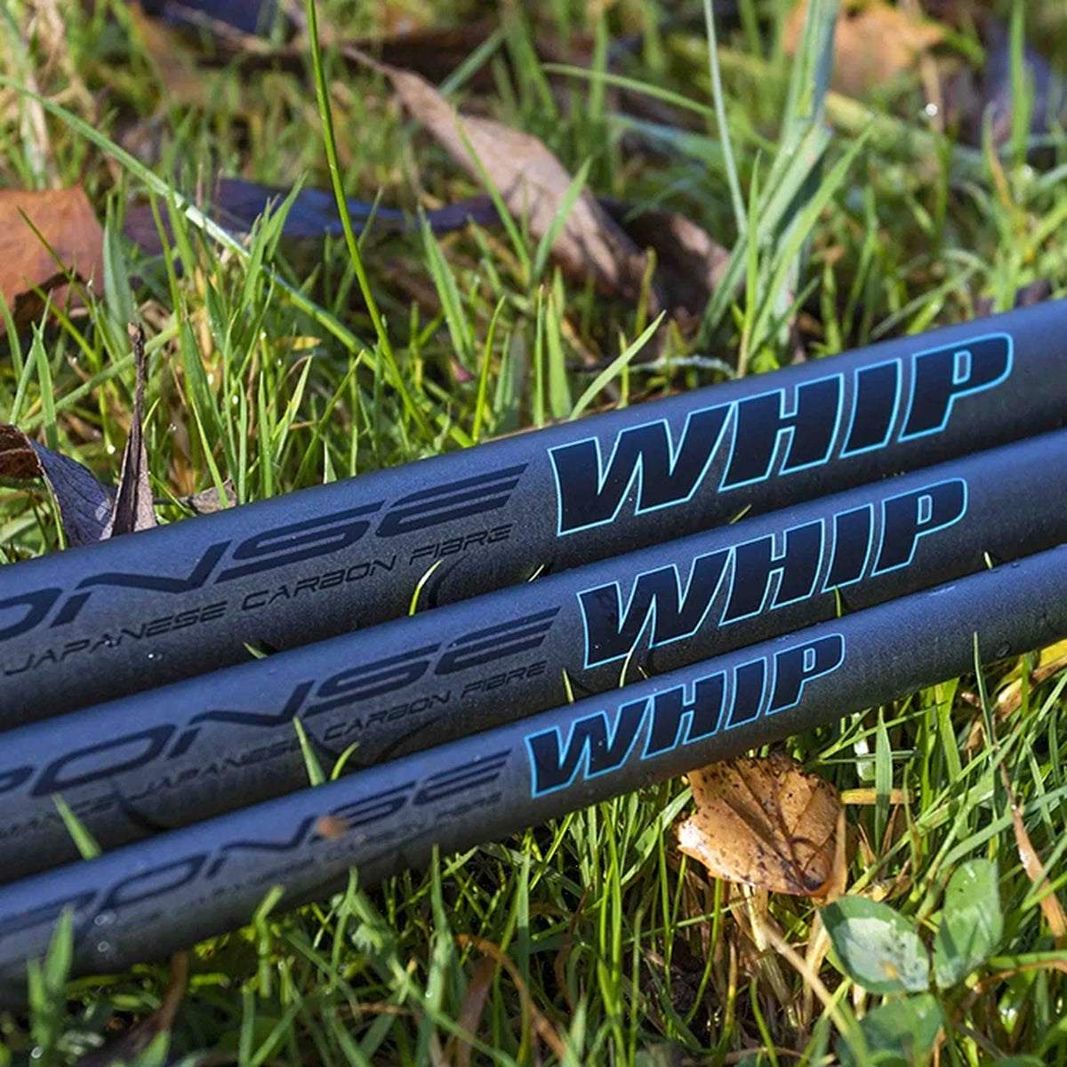 Modelopdruk op drie Preston Response Whips in het gras, met zwarte RESPONSE-letters, blauwe WHIP-contouren en JAPANESE CARBON FIBRE
