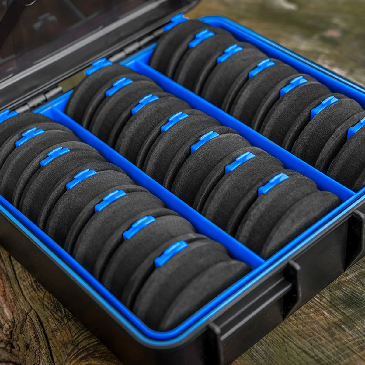 Preston Revalution Storage System – close-up van de EVA-spoelen en roterende blauwe borgpennen