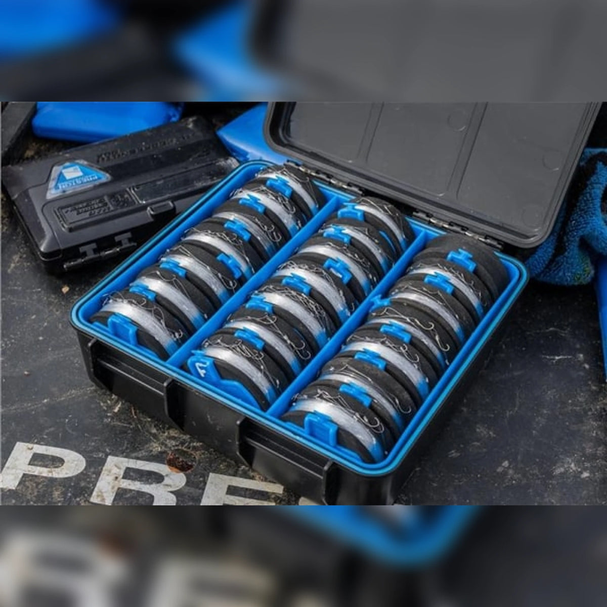 Preston Revalution Storage System – onderlijnen met haken opgeborgen op de spoelen