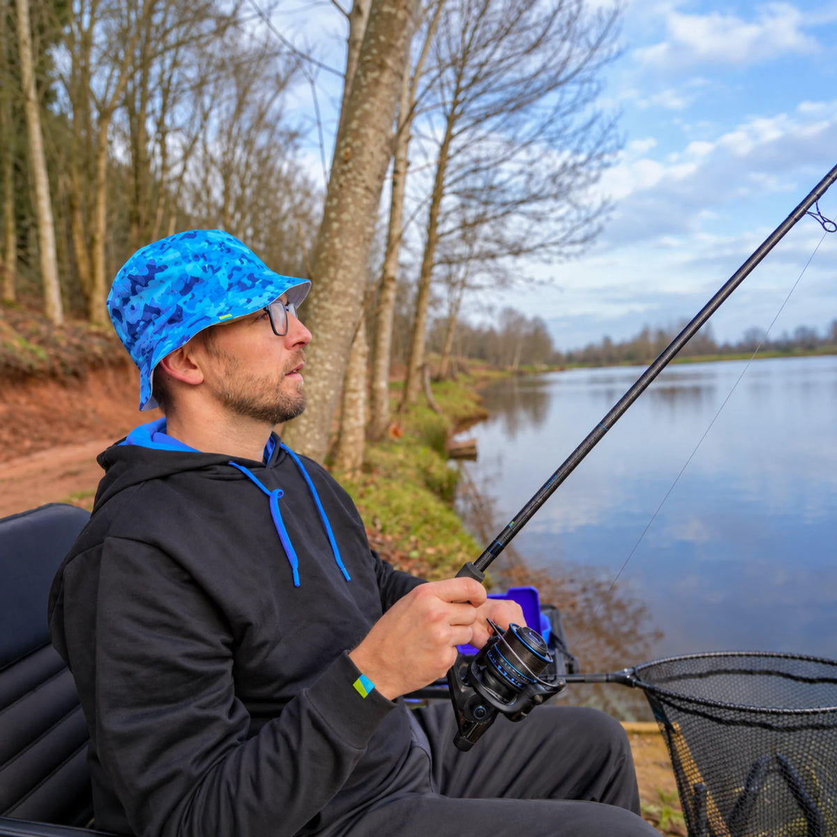 Preston Reversible Bucket Hat P0200619 – blauwe camouflagezijde gedragen tijdens het vissen