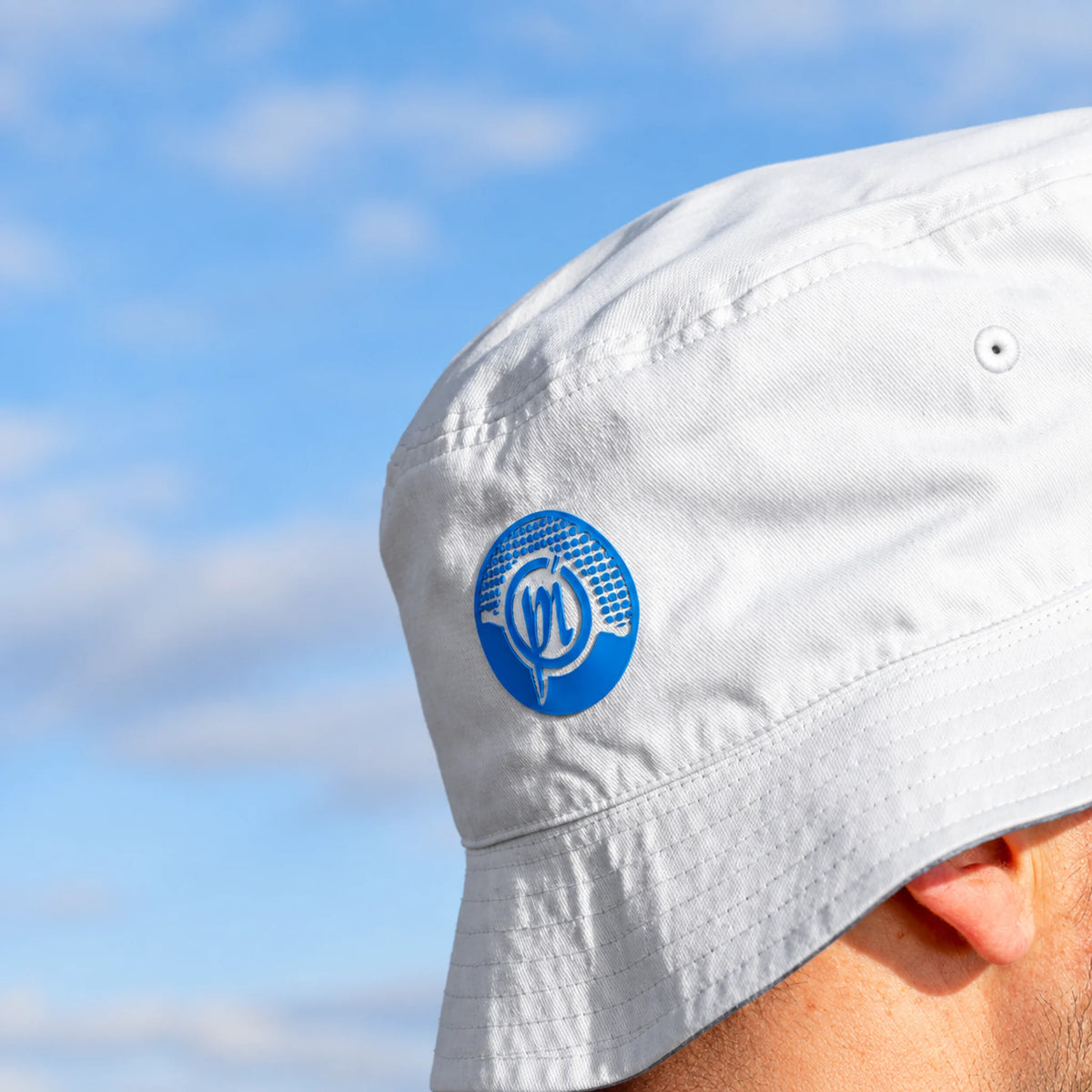 Preston Reversible Bucket Hat P0200619 – detail van wit katoen en blauw logo