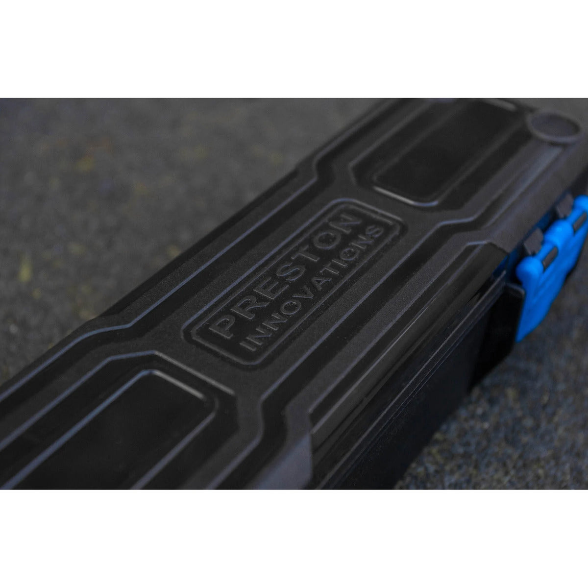 Preston-logo op het deksel van de Revolution Compact Spool Box