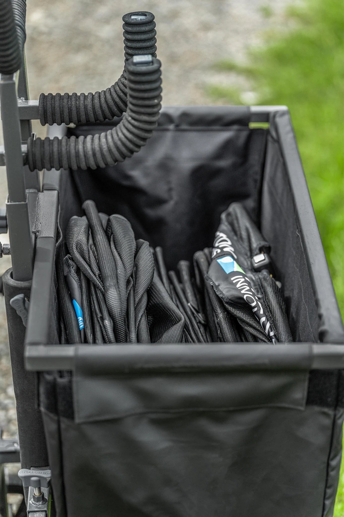 Preston Shuttle Net Bag gevuld met leefnetten op een transportkar