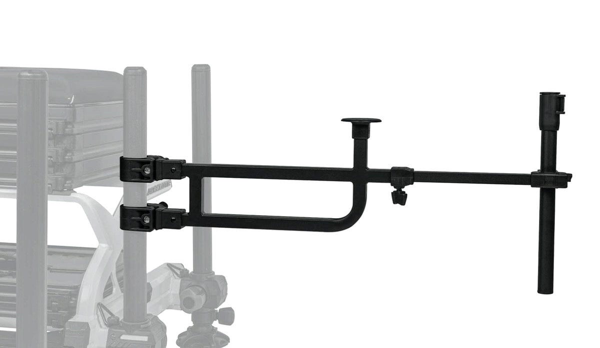 Preston Side Tray Support Accessory Arm gemonteerd aan een grijs weergegeven zitkistpoot, met dubbele klem en steunplaat