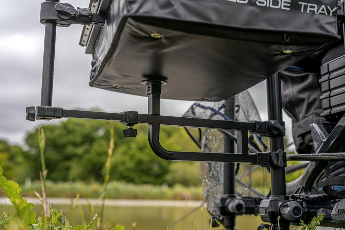 Onderzijde van een Stormshield-aastafel met de Preston steunplaat, telescopische arm en dubbele pootklem