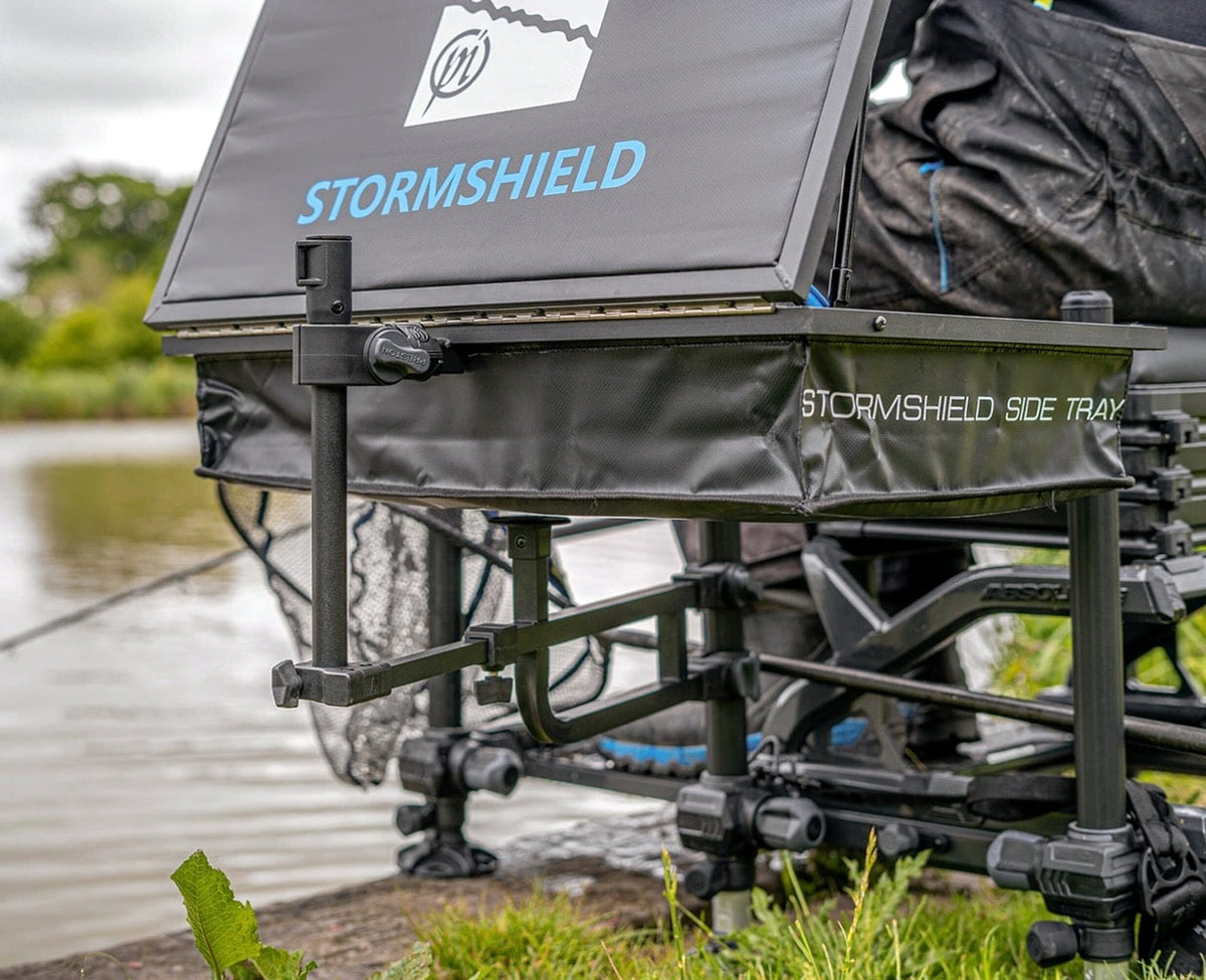 Zijaanzicht van de Preston aastafelarm onder een geopende Stormshield-aastafel naast de zitkist