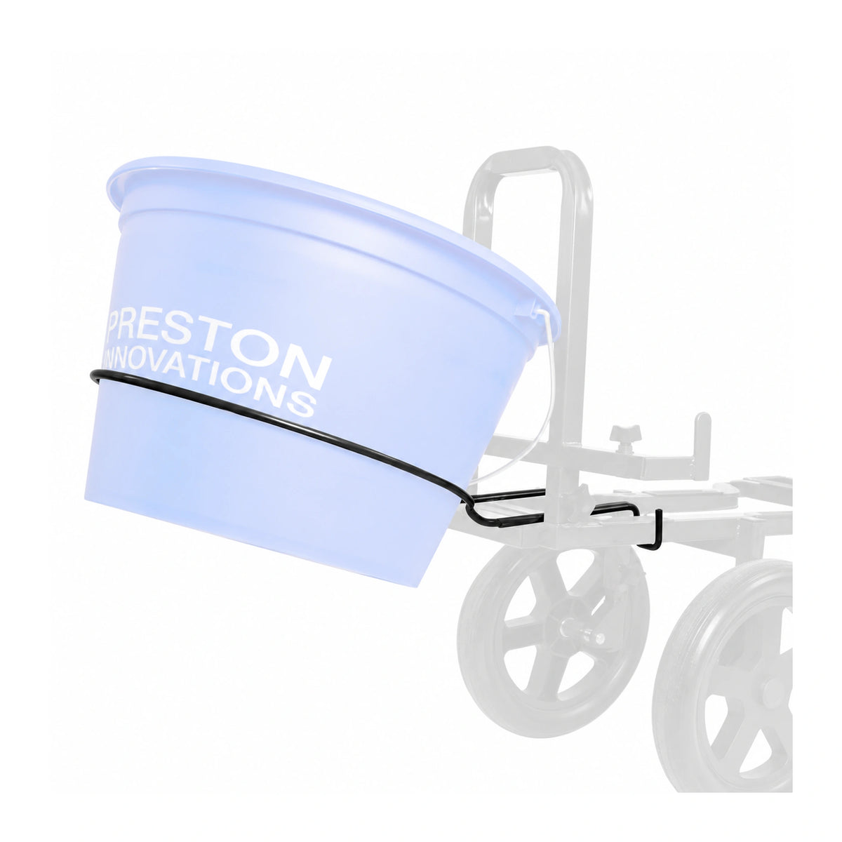 Preston Space Station Groundbait Bucket Hoop – zwarte emmerhouder met vervaagde emmer en transportkar als montagevoorbeeld