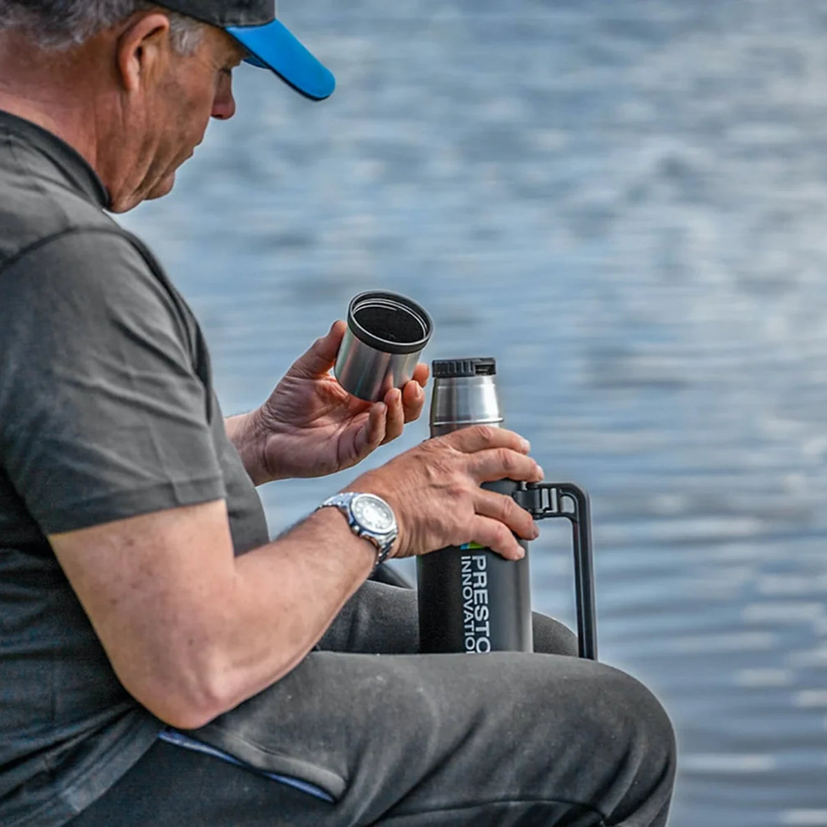 Preston 1,4 L Stainless Steel Flask P0220131 – detailafbeelding 12 van de RVS thermosfles