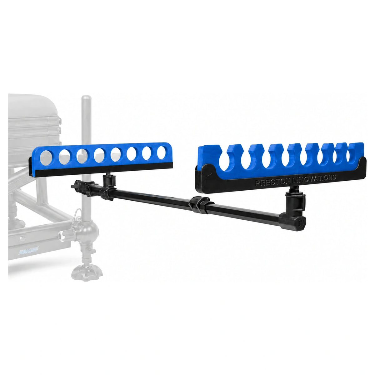 Preston Standard Kit Safe, twee blauwe topsetsteunen op zwarte draagarm met vervaagde zitkist links