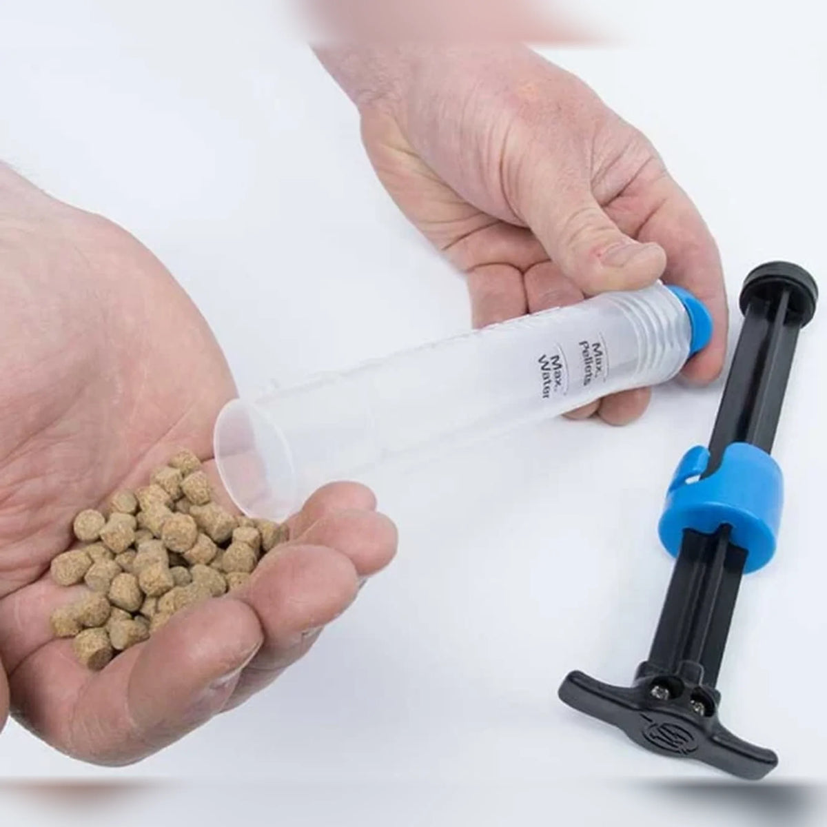 Preston Super Pellet Pump met pellets en onderdelen