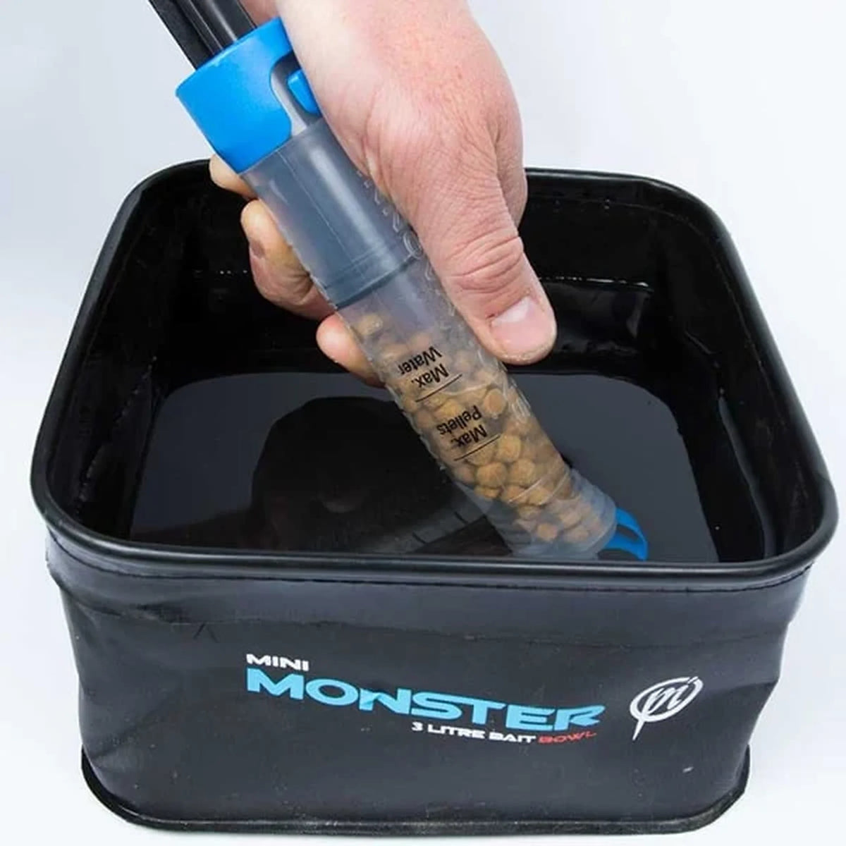 Preston Super Pellet Pump ondergedompeld in water