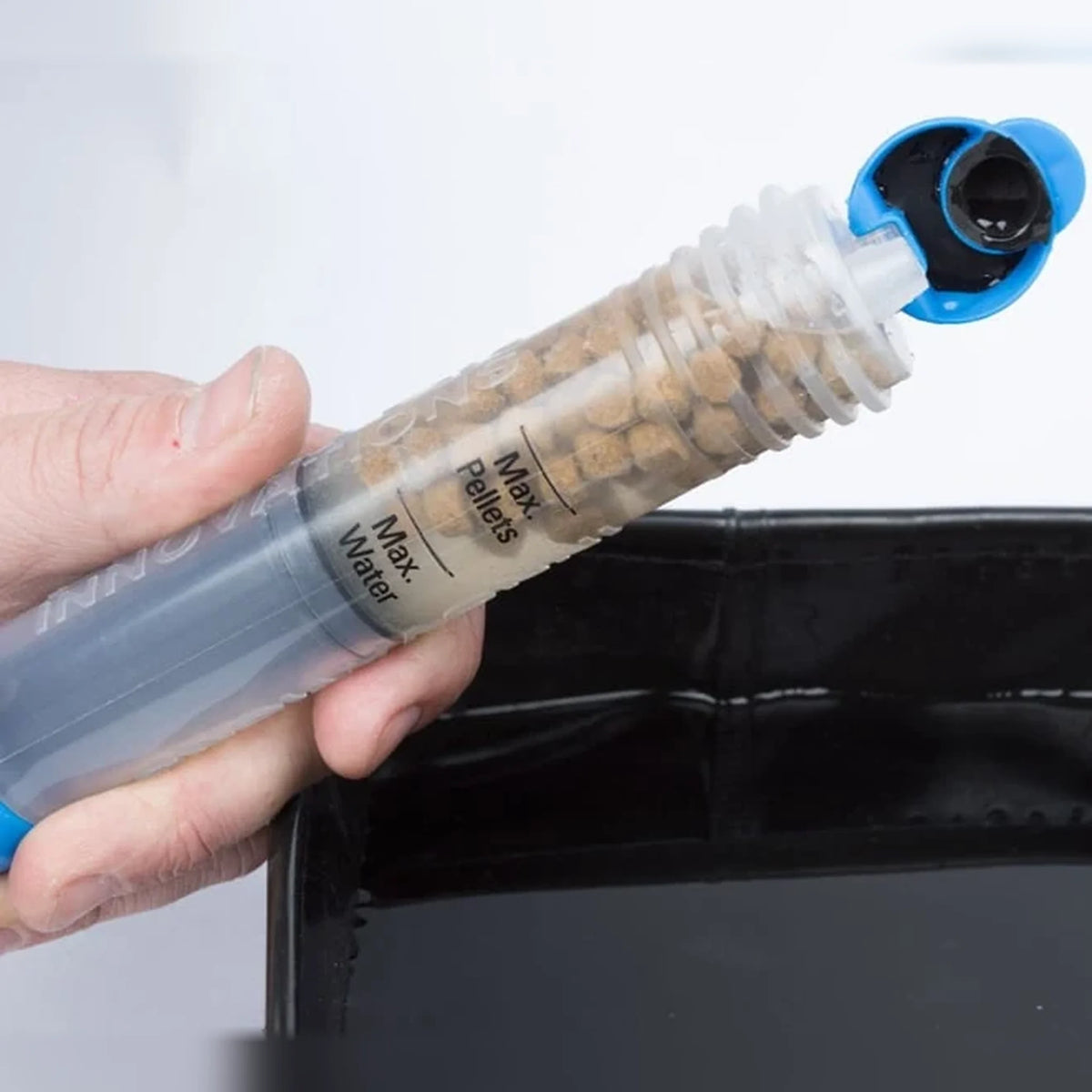 Preston Super Pellet Pump met geopende dop
