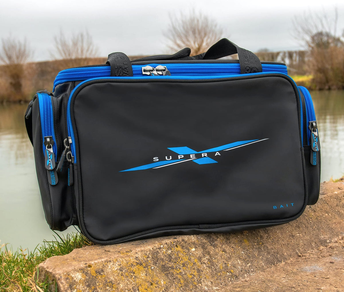 Preston Supera X Bait Bag op een steen aan de waterkant