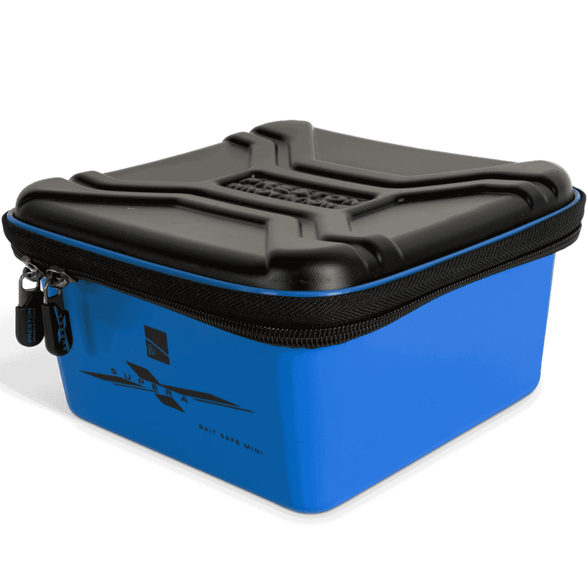 Schuin aanzicht van de Preston Supera X Bait Safe Mini met gesloten gevormd deksel en dubbele ritssluiting