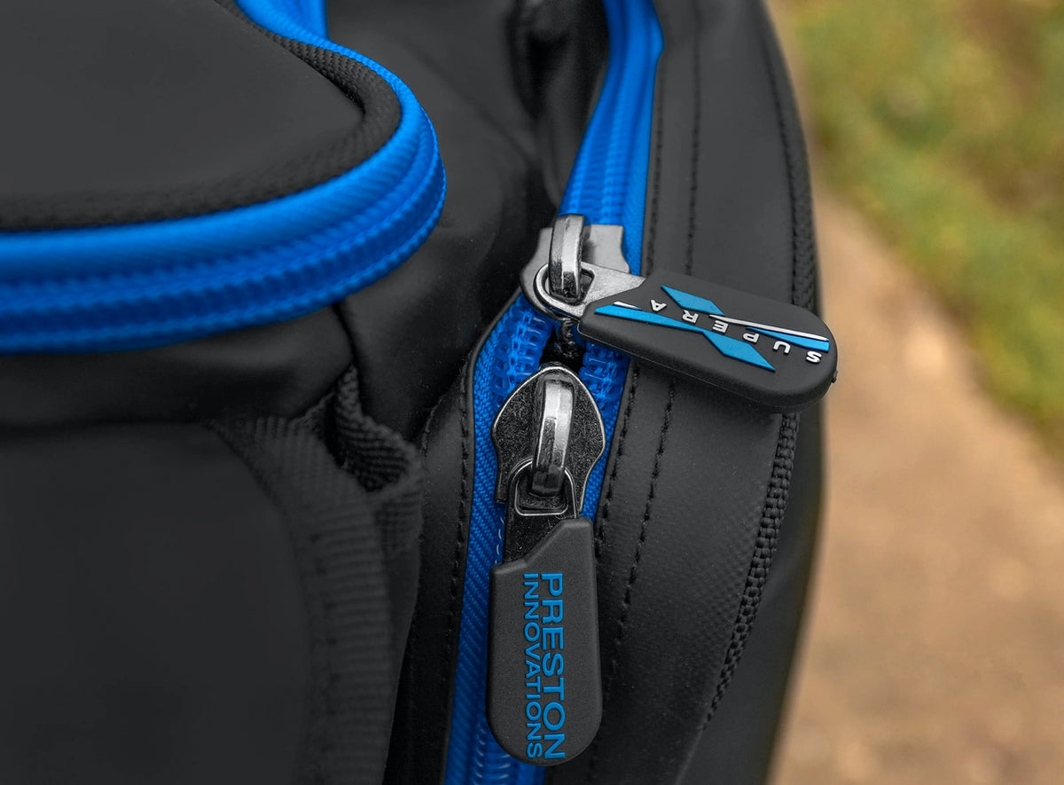 Preston Supera X Carryall met dubbele ritstrekkers en blauwe ritssluiting in detail