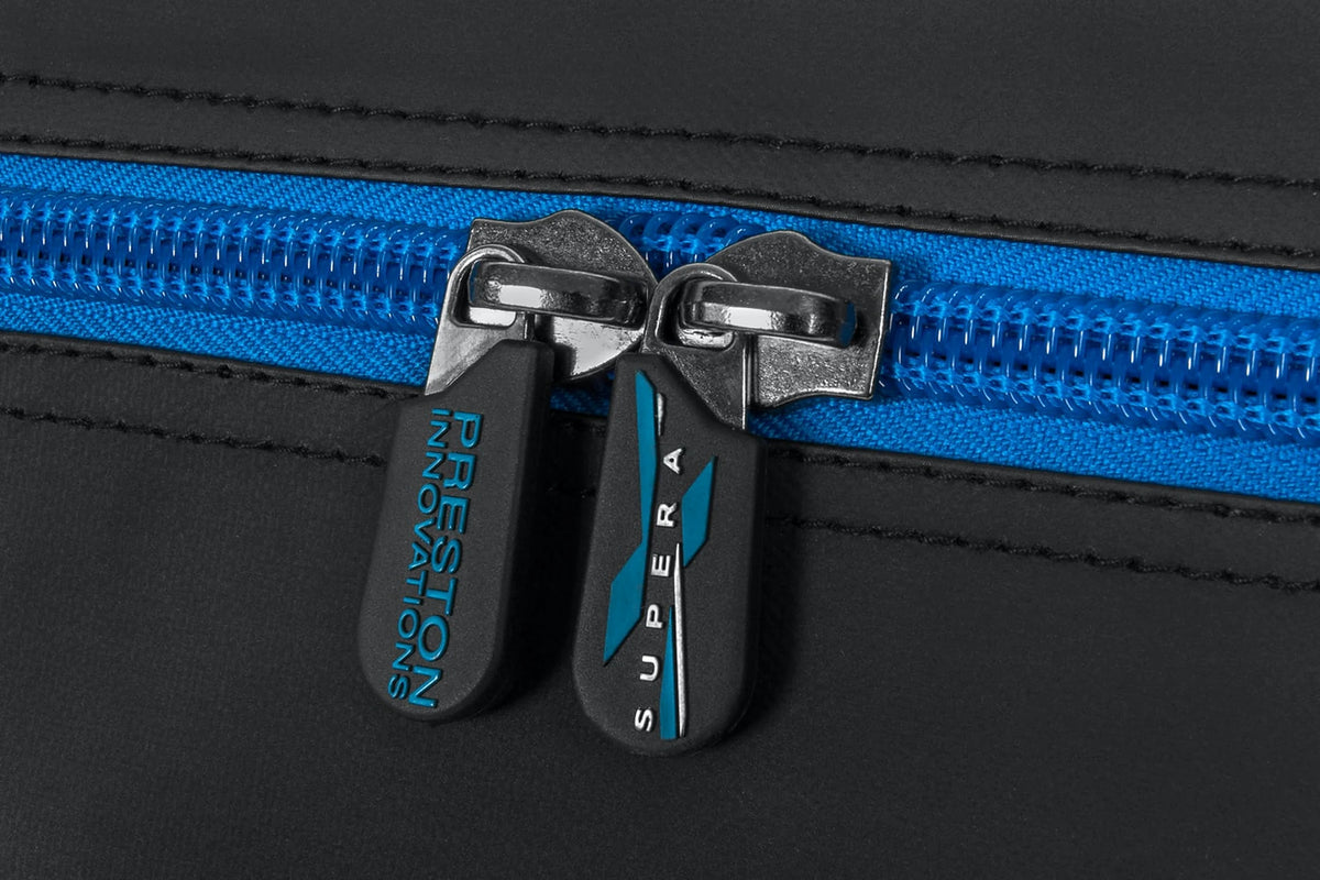 Preston Supera X Carryall met close-up van de blauwe ritssluiting en rubberen ritstrekkers