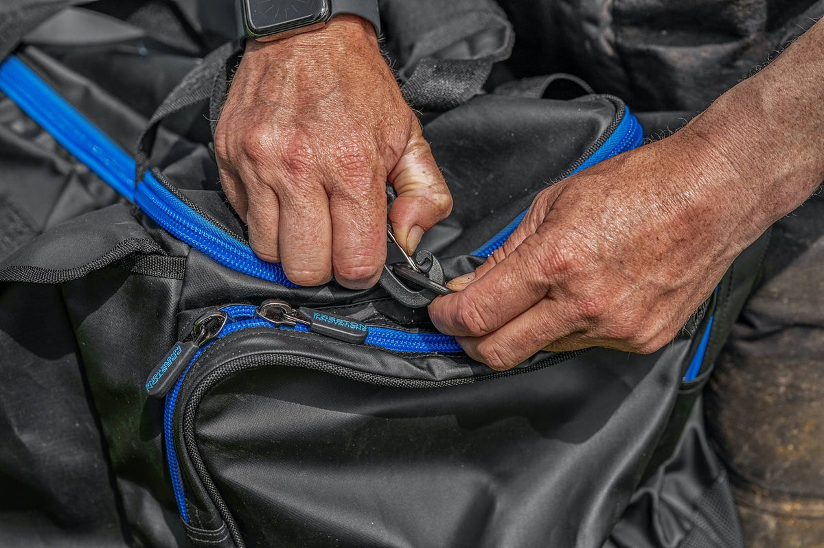 Preston Supera X Carryall met detail van de afneembare schouderriem en de bevestigingshaak