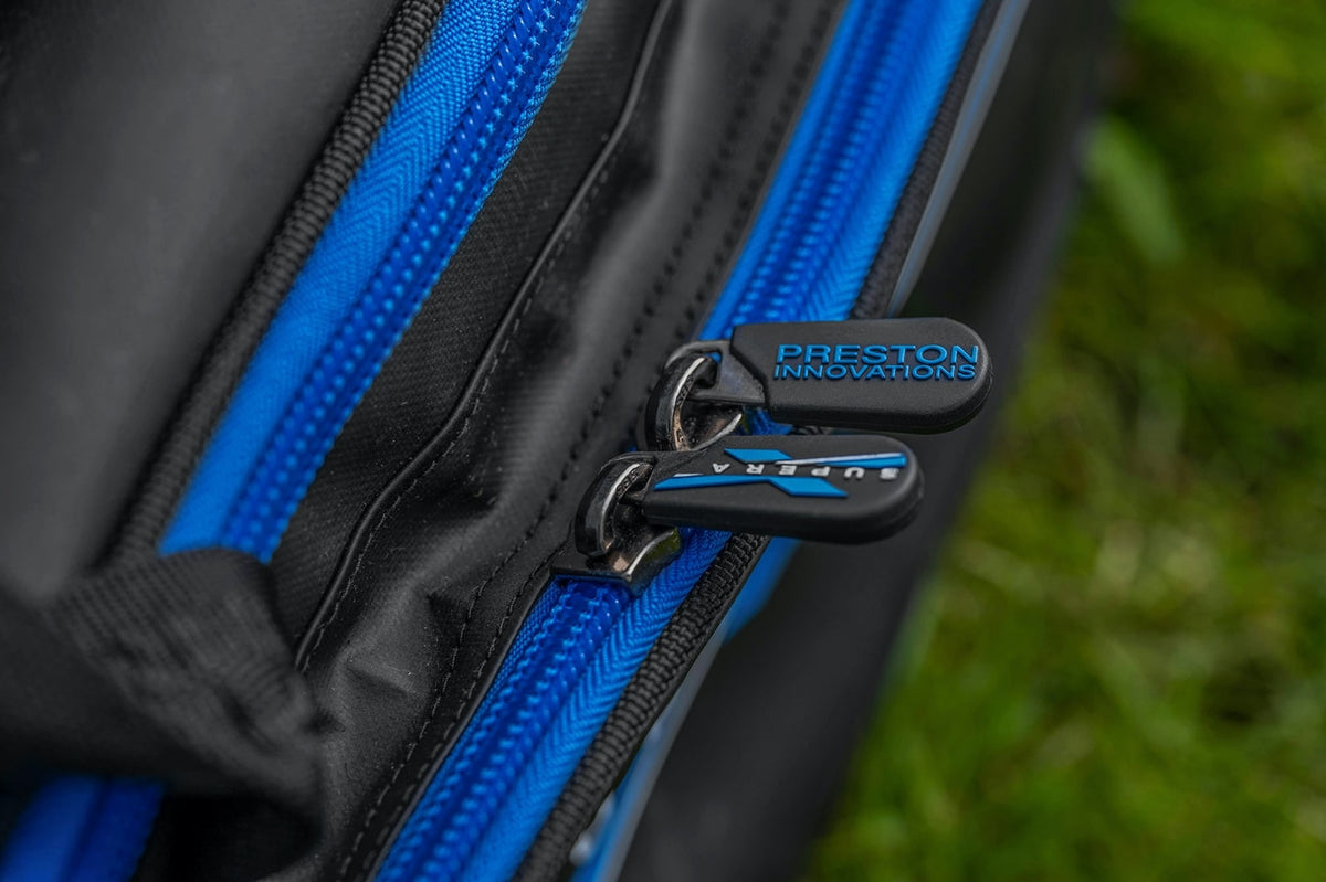 Preston Supera X Compact Carryall: blauwe dubbele ritssluiting met originele Preston-ritstrekkers