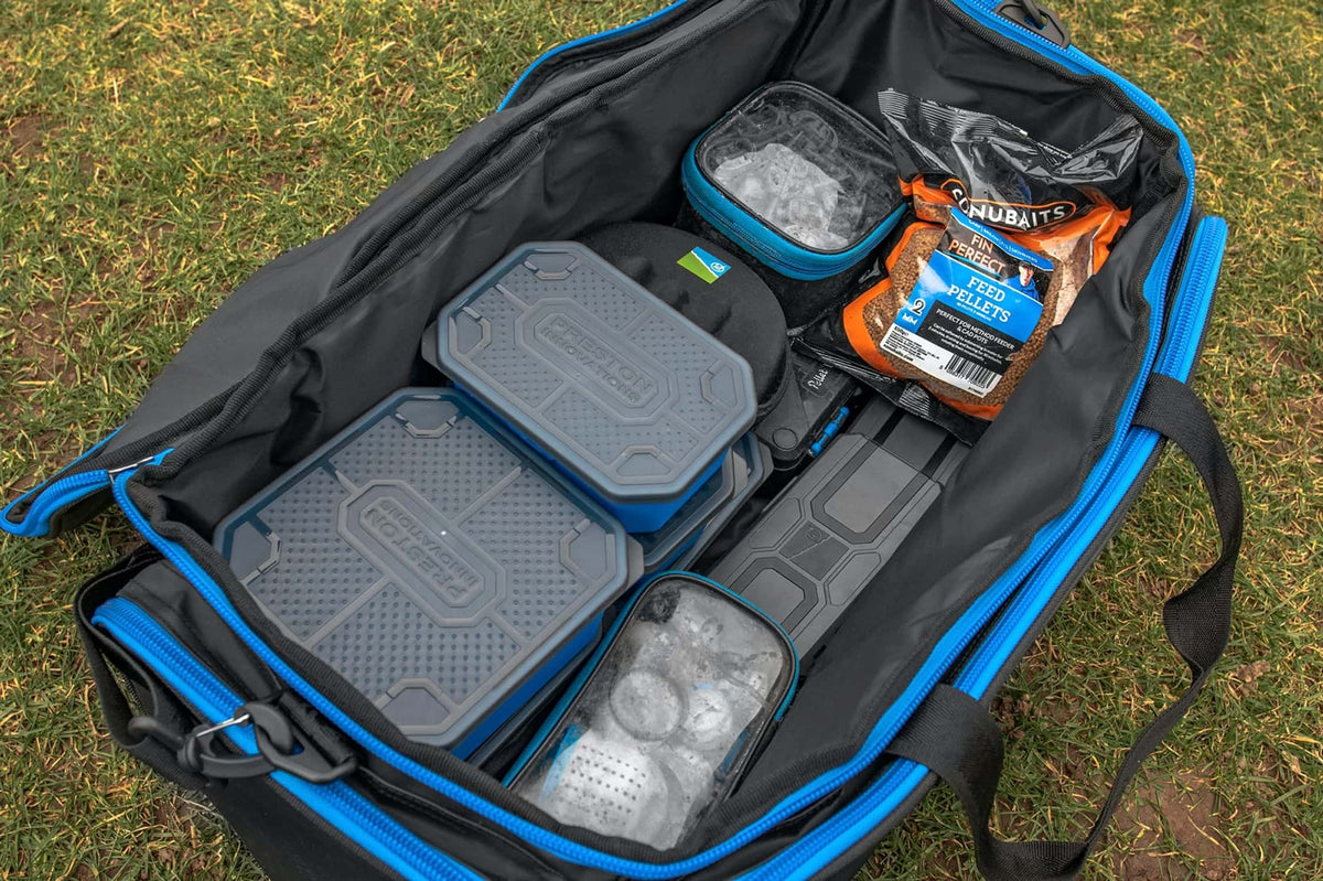 Preston Supera X Compact Carryall geopend, met aasdozen en visbenodigdheden in het hoofdvak